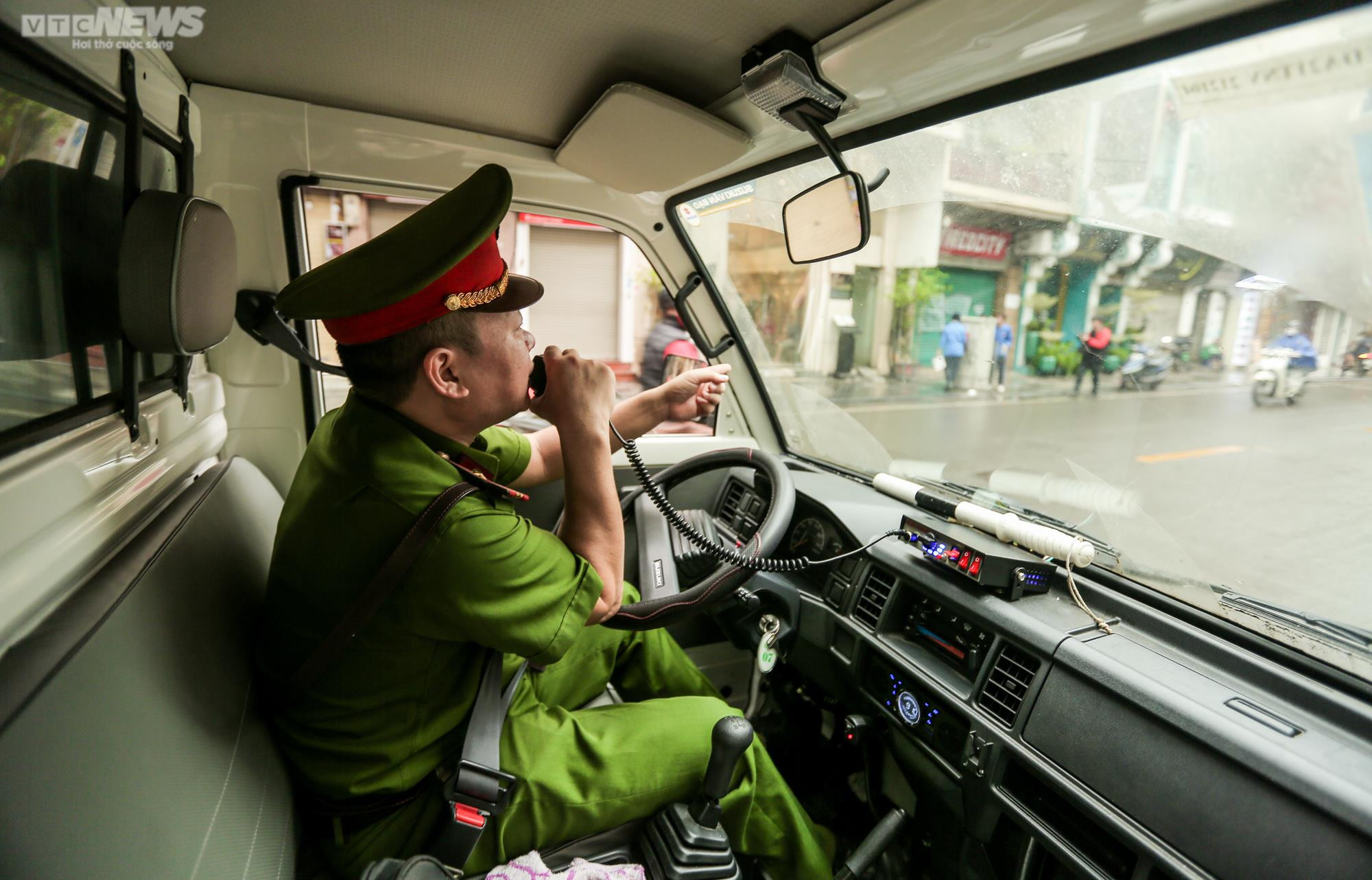 Hà Nội xử lý lấn chiếm vỉa hè: Nơi thông thoáng, nơi vẫn bị chiếm dụng - 1