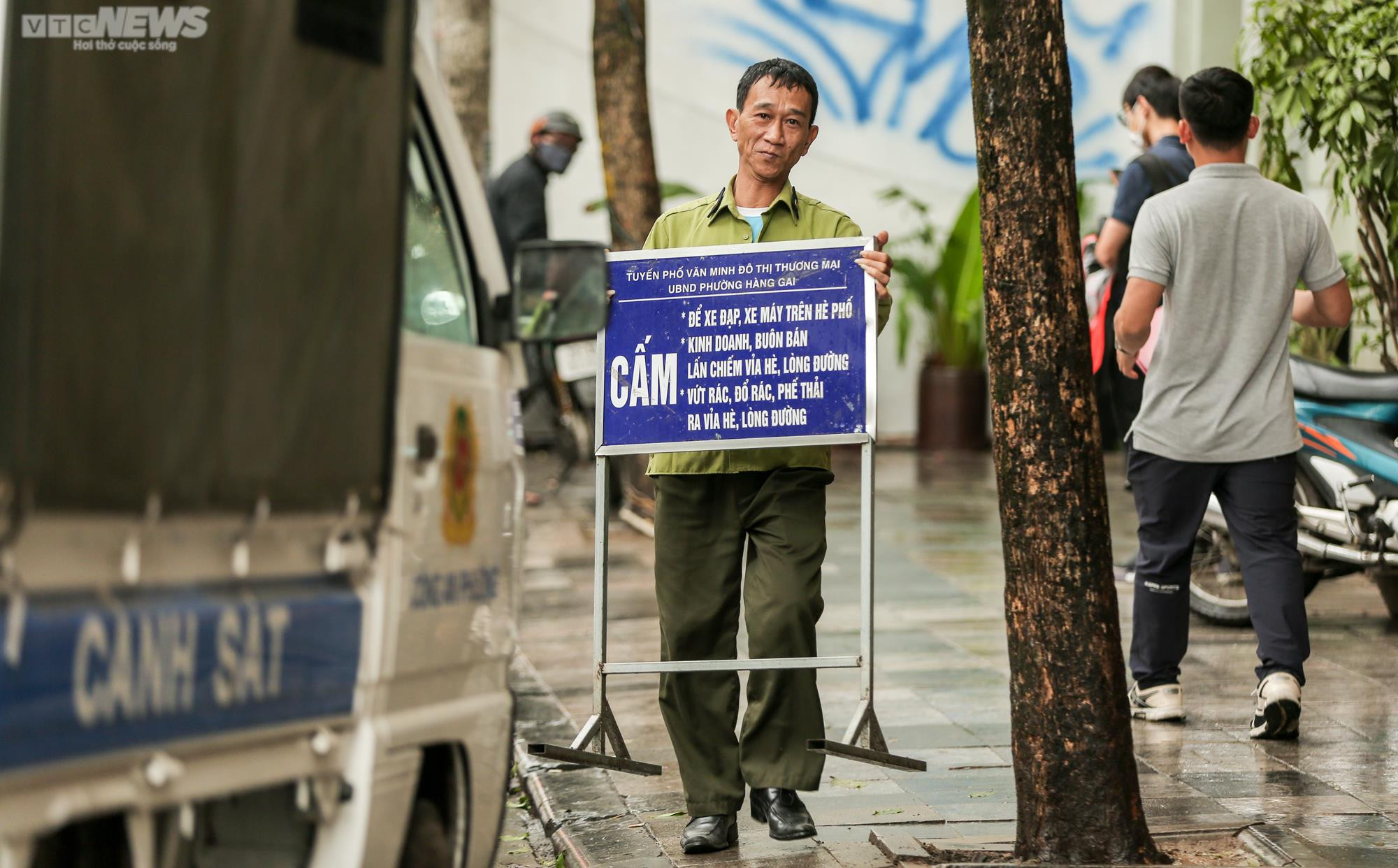 Hà Nội xử lý lấn chiếm vỉa hè: Nơi thông thoáng, nơi vẫn bị chiếm dụng - 2