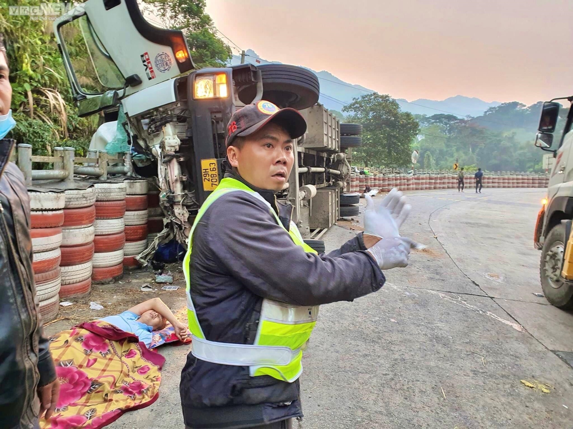 Đội cứu hộ ngày đêm bám ‘cung đèo tử thần’ giúp người gặp nạn - 2