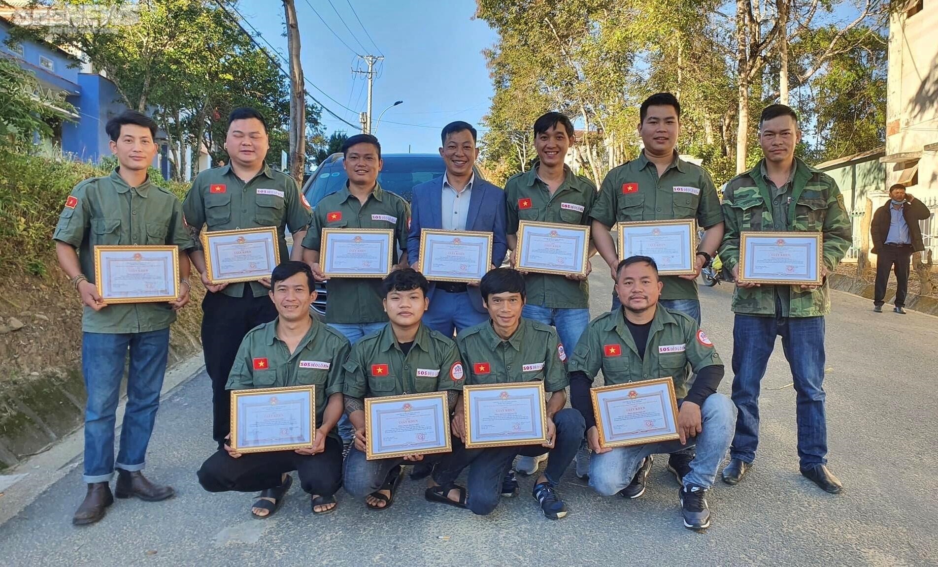 Đội cứu hộ ngày đêm bám ‘cung đèo tử thần’ giúp người gặp nạn - 6