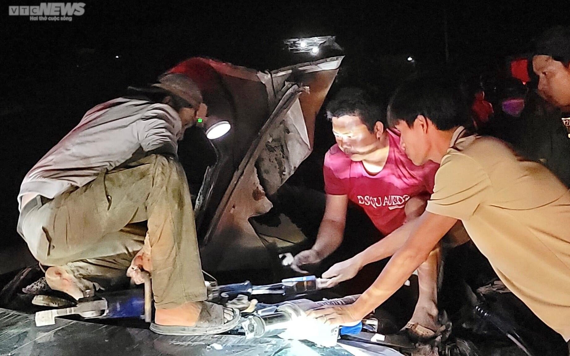 Đội cứu hộ ngày đêm bám ‘cung đèo tử thần’ giúp người gặp nạn - 1