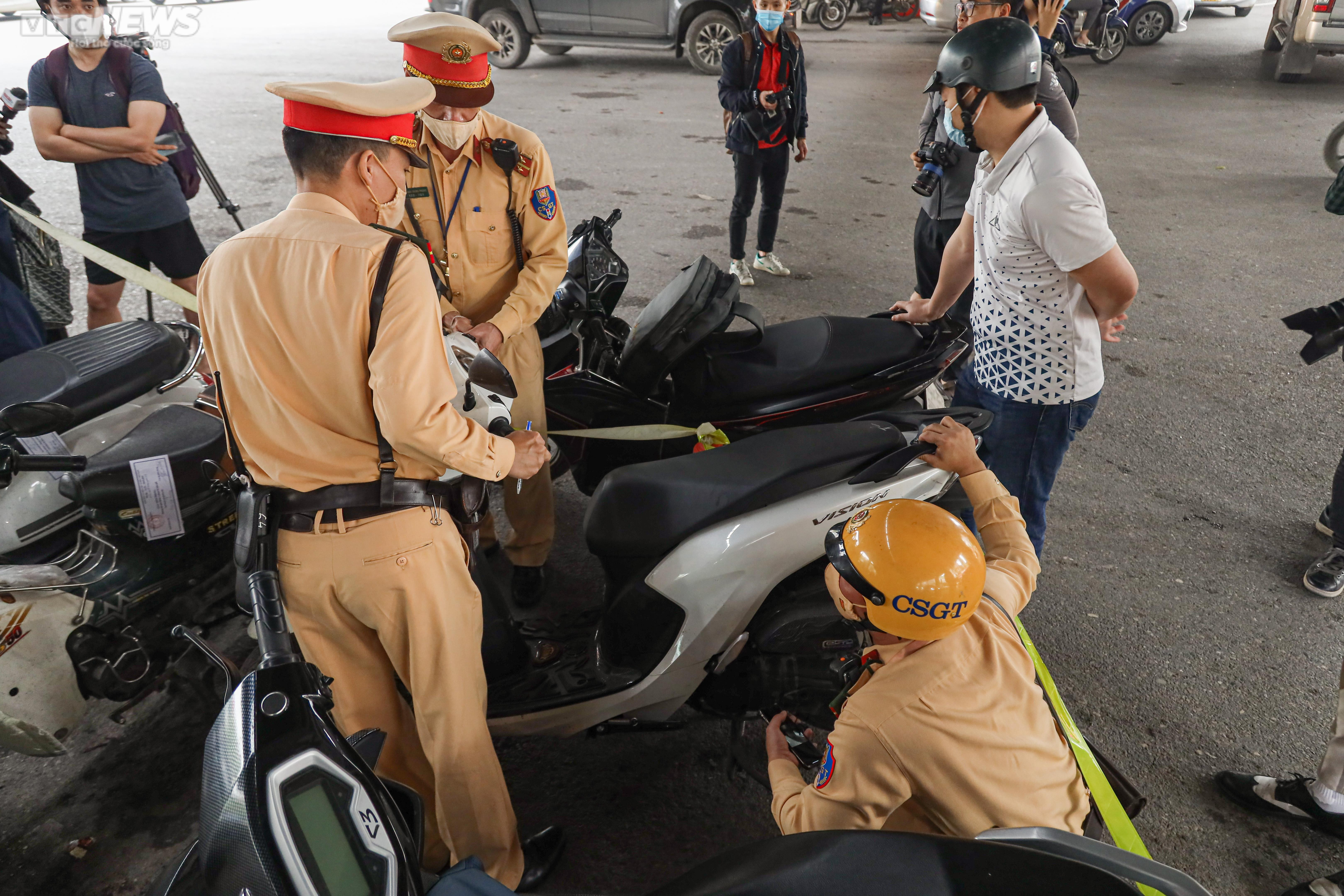 Thấy CSGT, nhiều tài xế đi ngược chiều nháo nhào quay xe bỏ chạy - 11