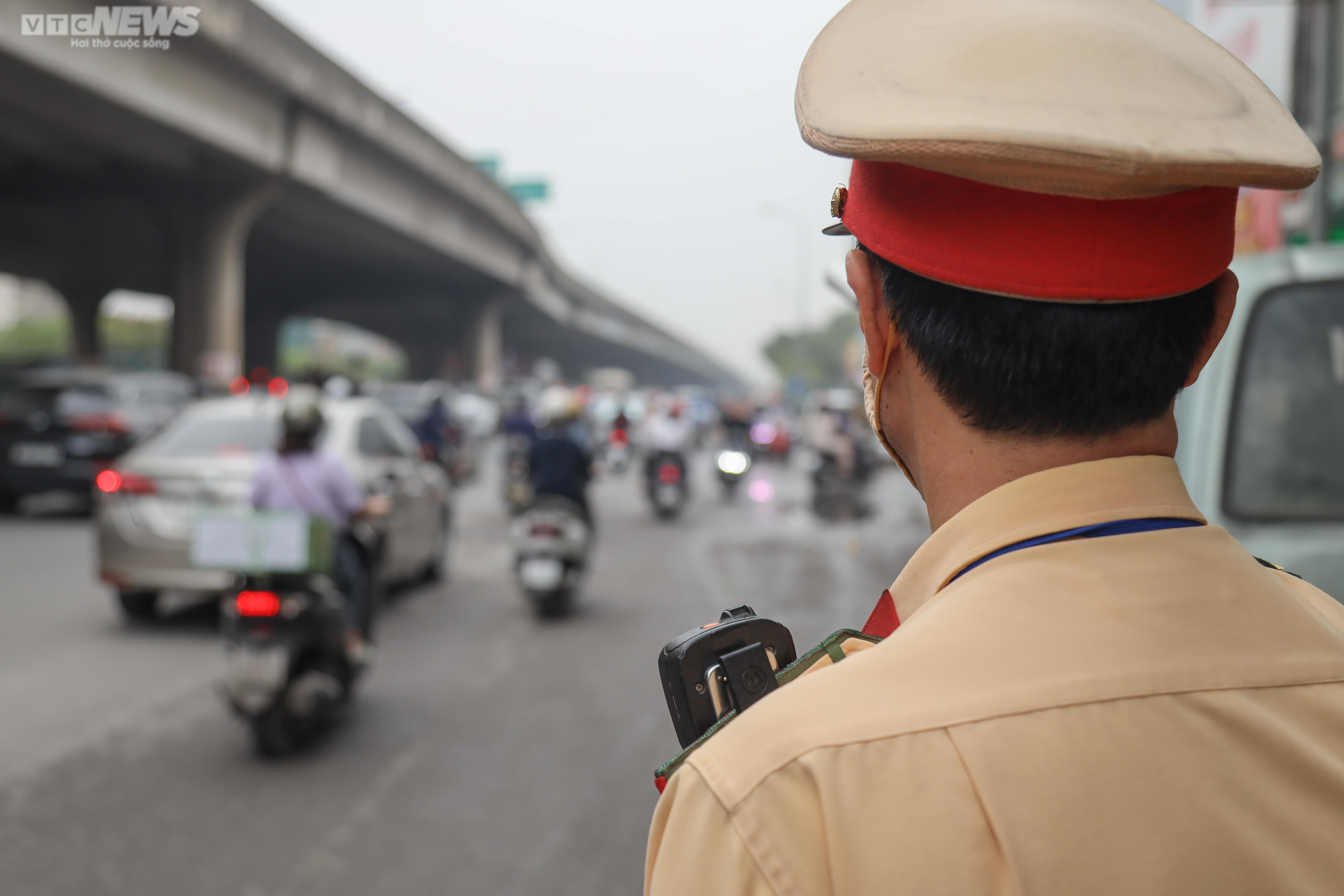 Thấy CSGT, nhiều tài xế đi ngược chiều nháo nhào quay xe bỏ chạy - 5