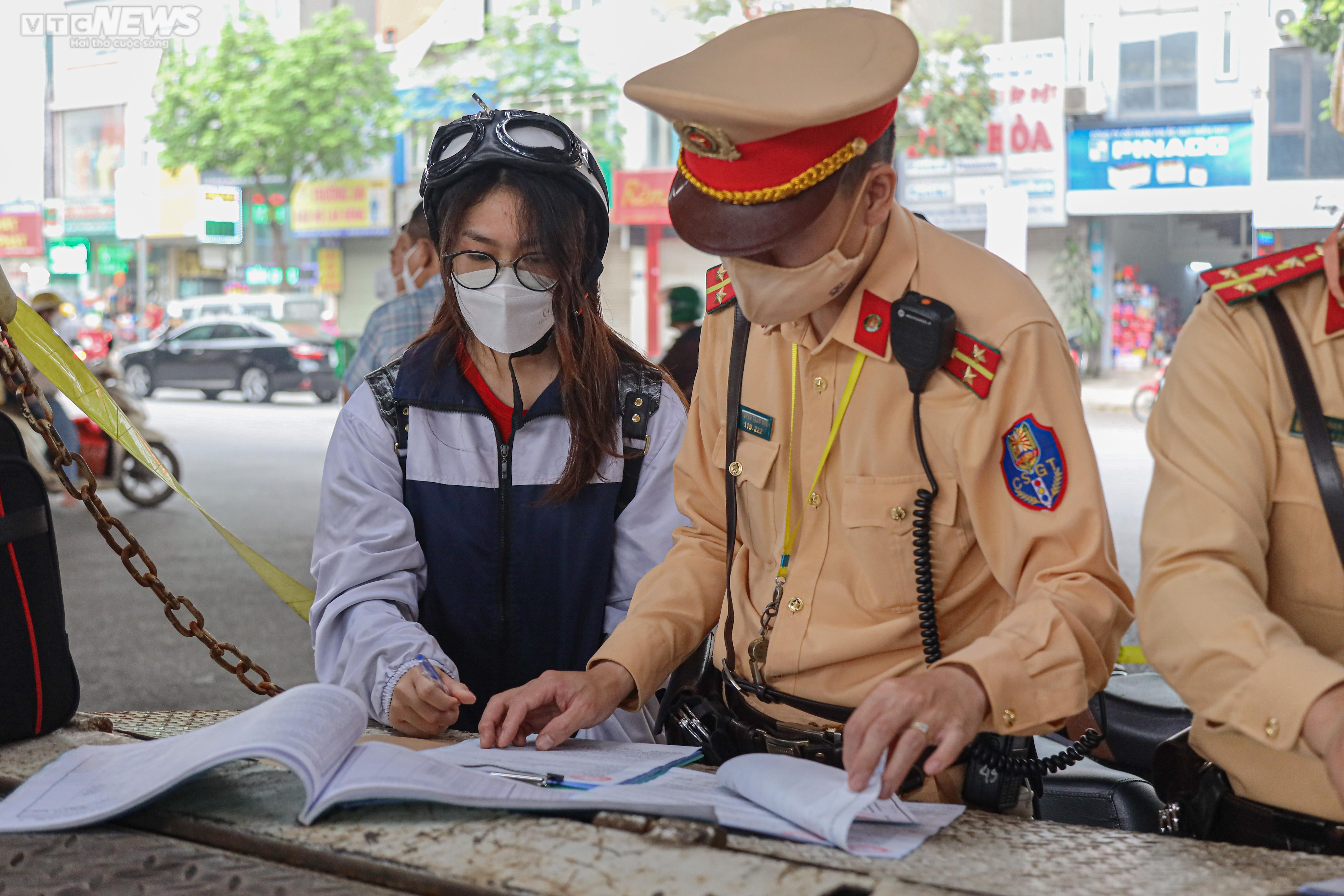 Thấy CSGT, nhiều tài xế đi ngược chiều nháo nhào quay xe bỏ chạy - 7