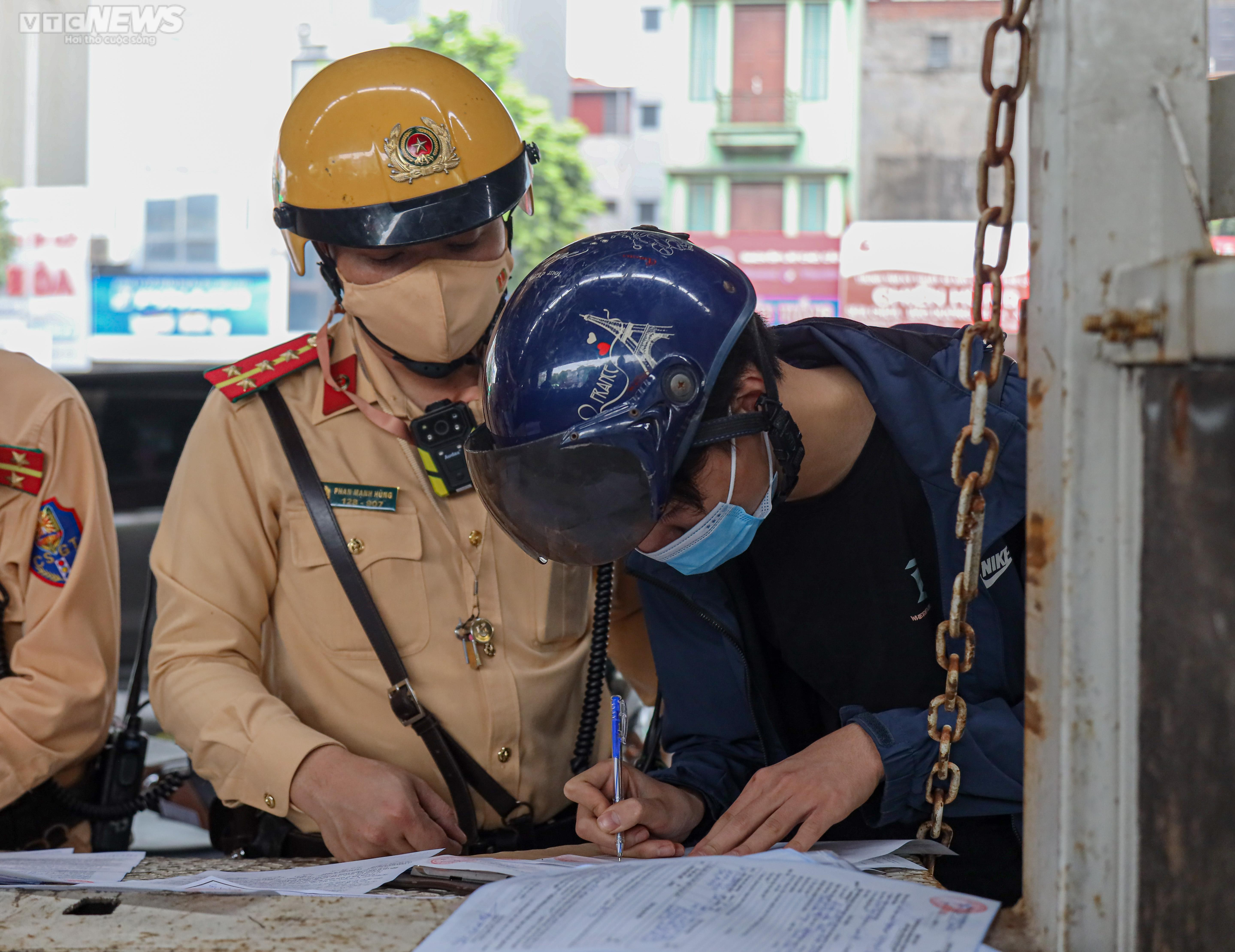 Thấy CSGT, nhiều tài xế đi ngược chiều nháo nhào quay xe bỏ chạy - 8