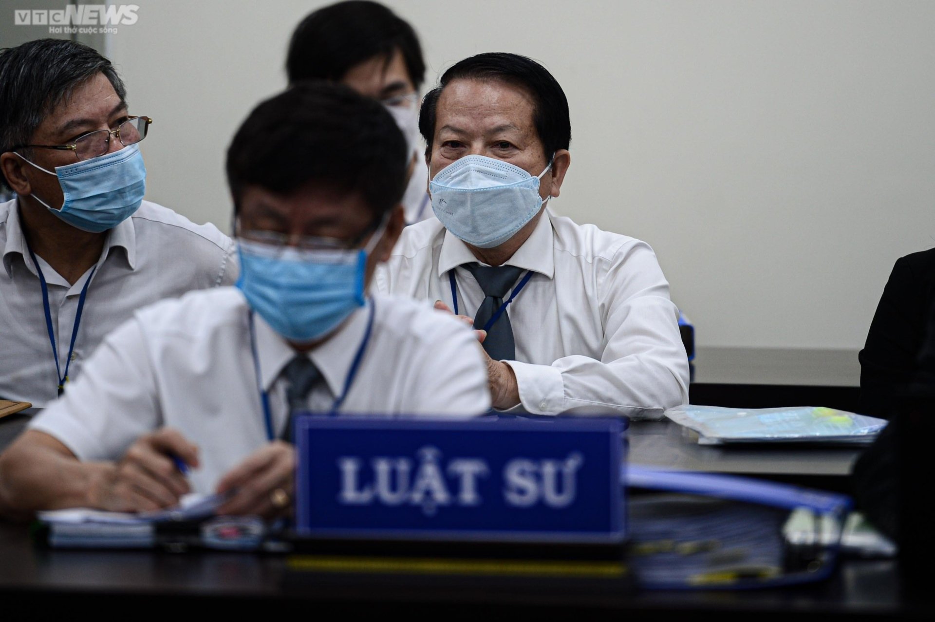 Cựu Giám đốc Bệnh viện Tim Hà Nội Nguyễn Quang Tuấn bị dẫn giải tới tòa - 7
