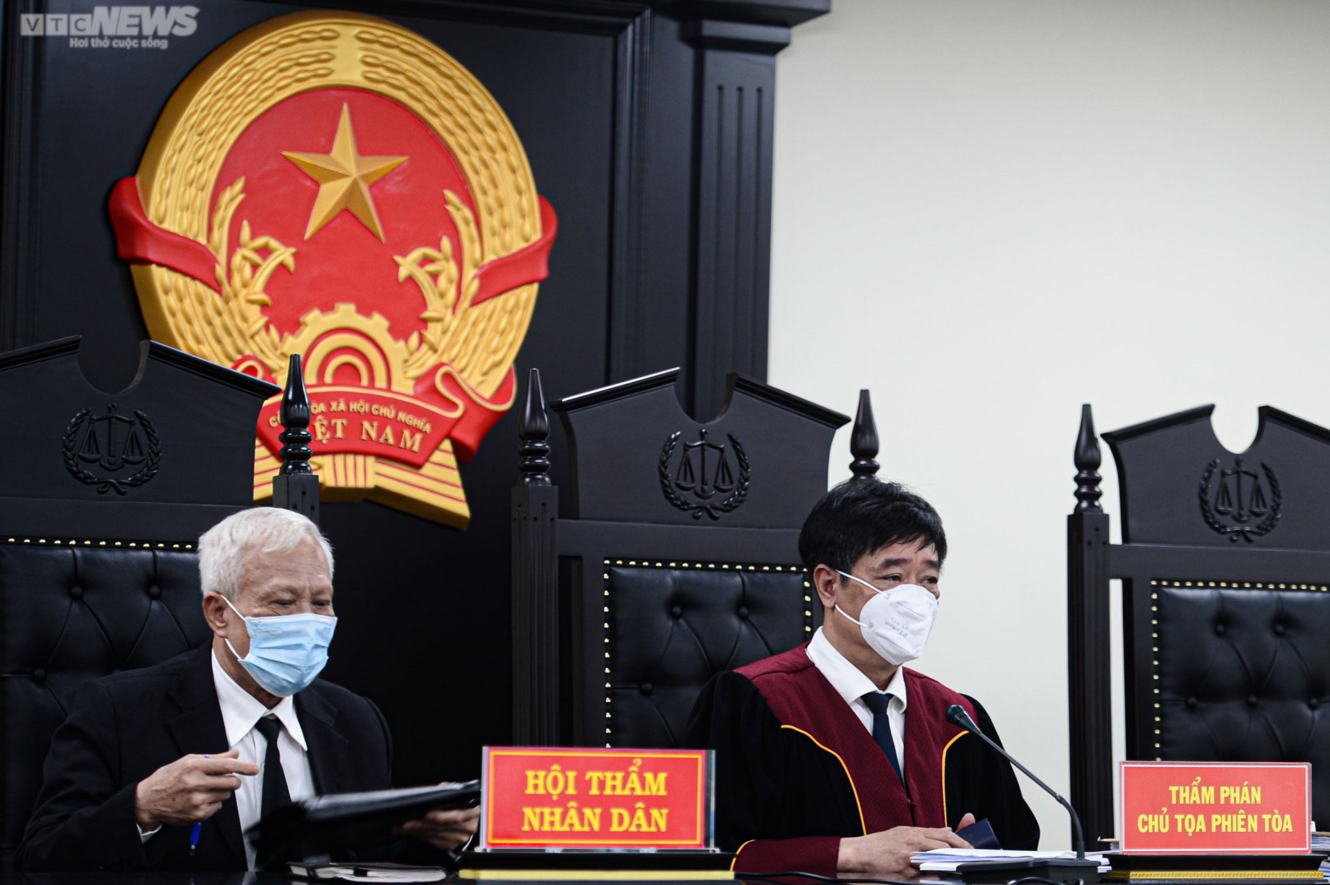 Cựu Giám đốc Bệnh viện Tim Hà Nội Nguyễn Quang Tuấn bị dẫn giải tới tòa - 4