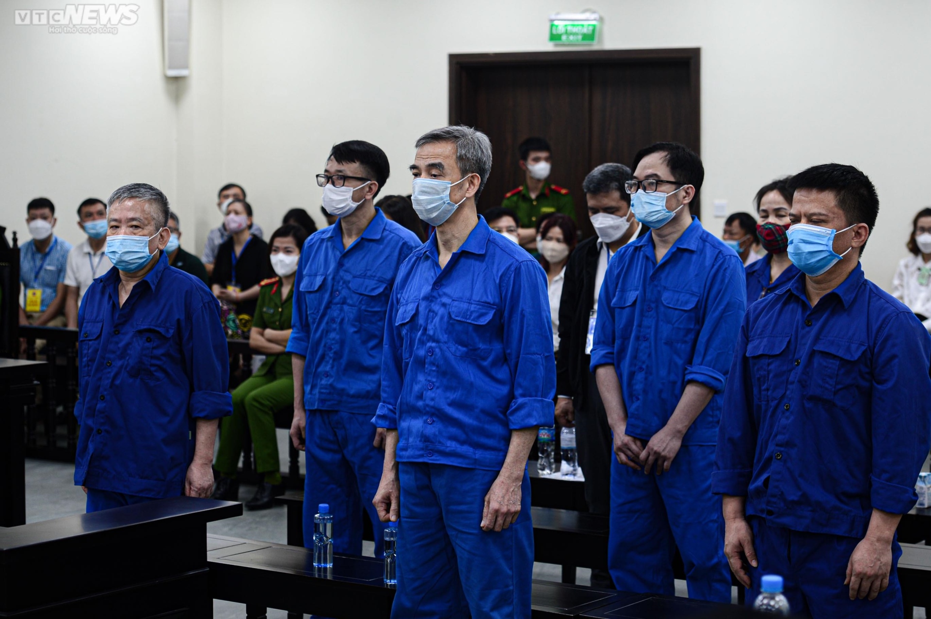Cựu Giám đốc Bệnh viện Tim Hà Nội Nguyễn Quang Tuấn bị dẫn giải tới tòa - 8