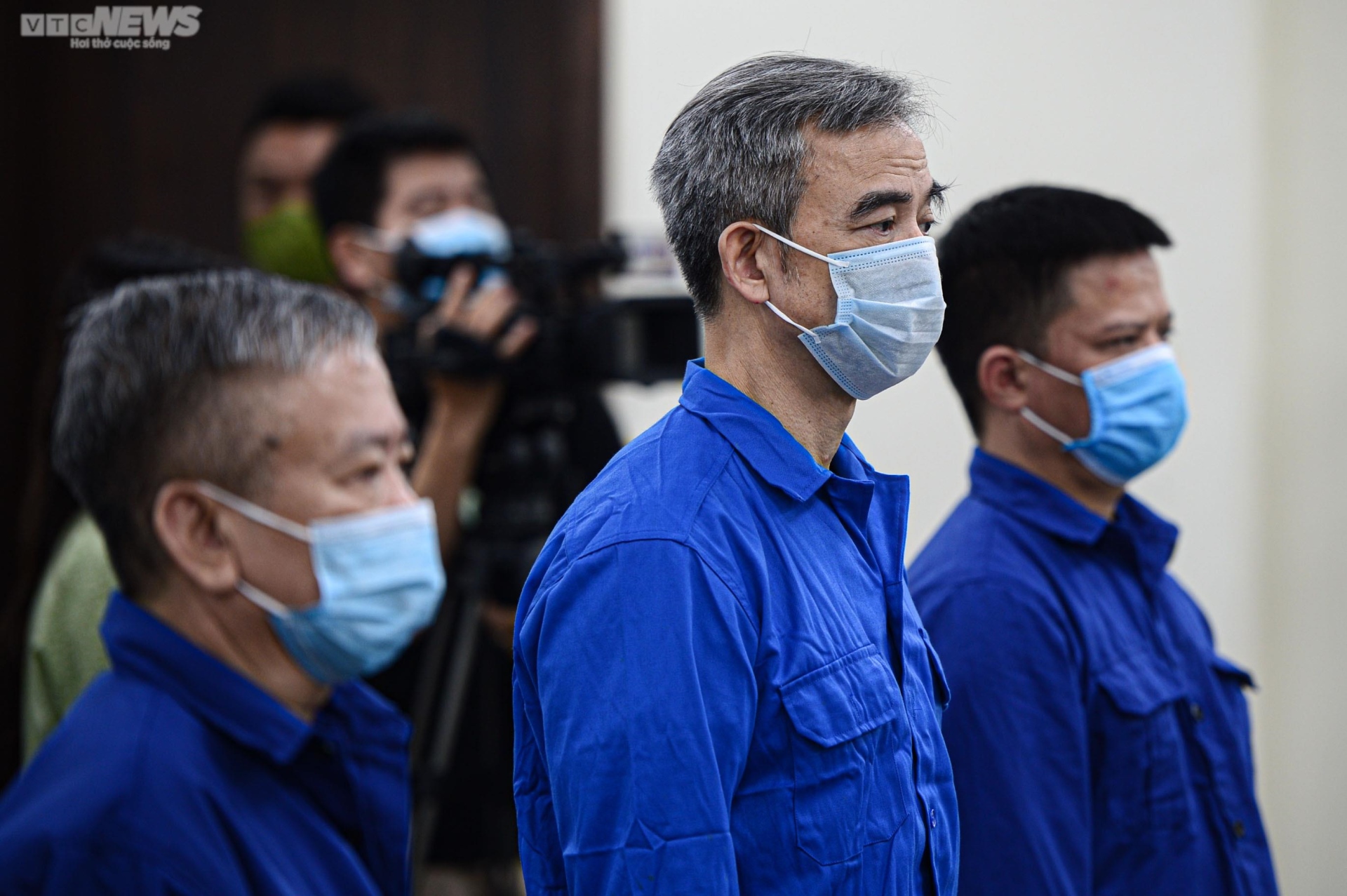 Cựu Giám đốc Bệnh viện Tim Hà Nội Nguyễn Quang Tuấn bị dẫn giải tới tòa - 14