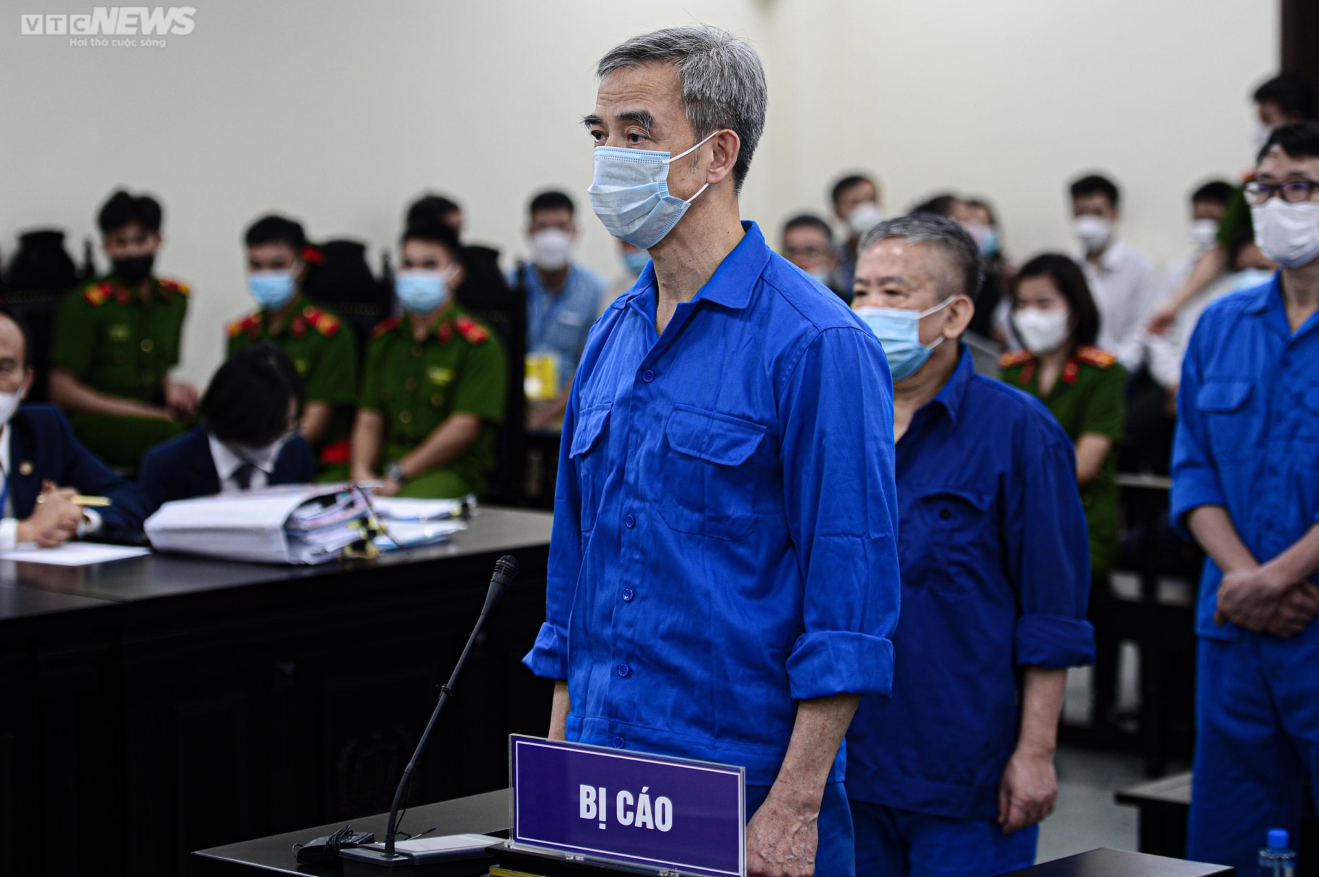 Cựu Giám đốc Bệnh viện Tim Hà Nội Nguyễn Quang Tuấn bị dẫn giải tới tòa - 12