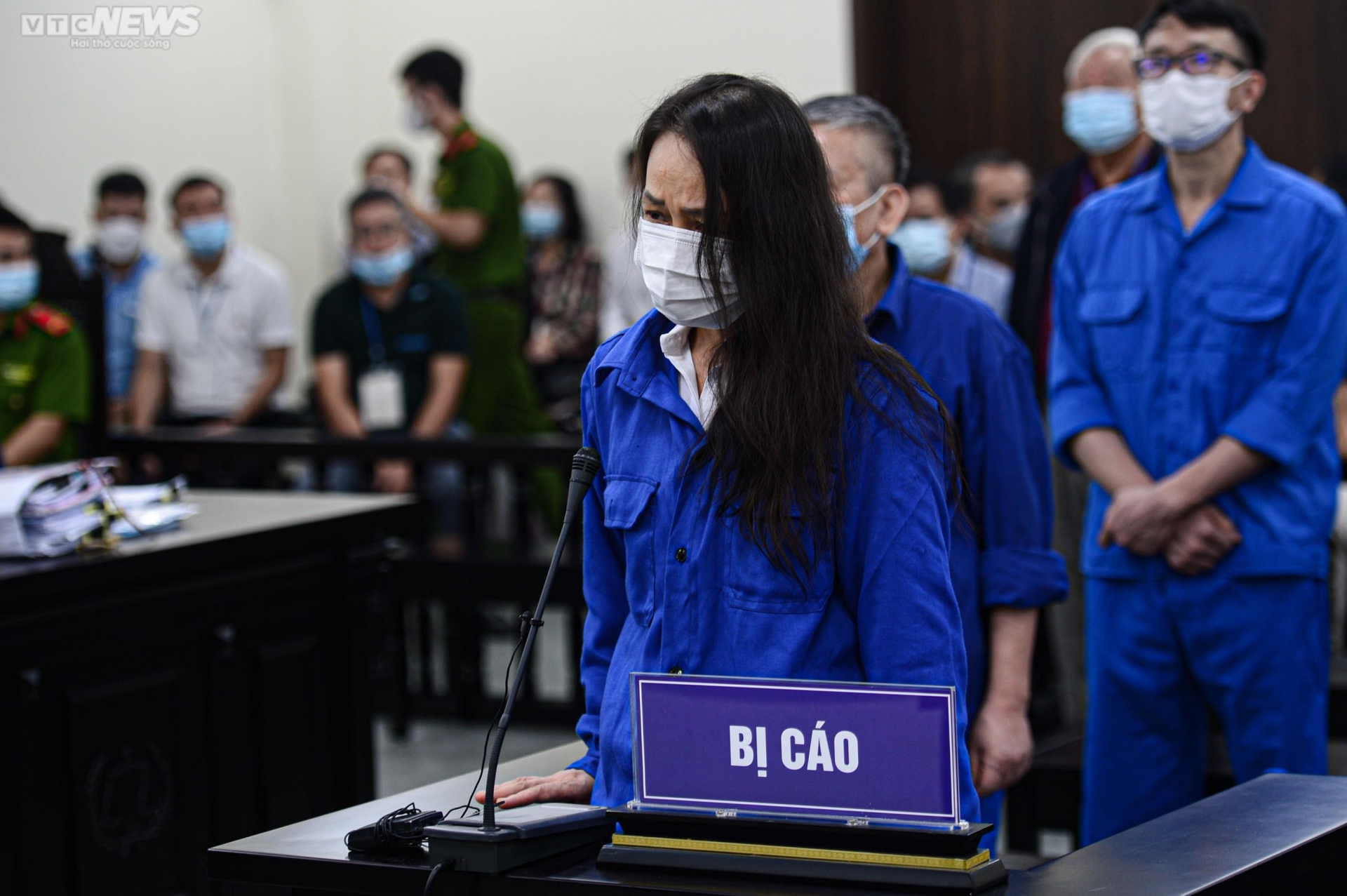 Cựu Giám đốc Bệnh viện Tim Hà Nội Nguyễn Quang Tuấn bị dẫn giải tới tòa - 13