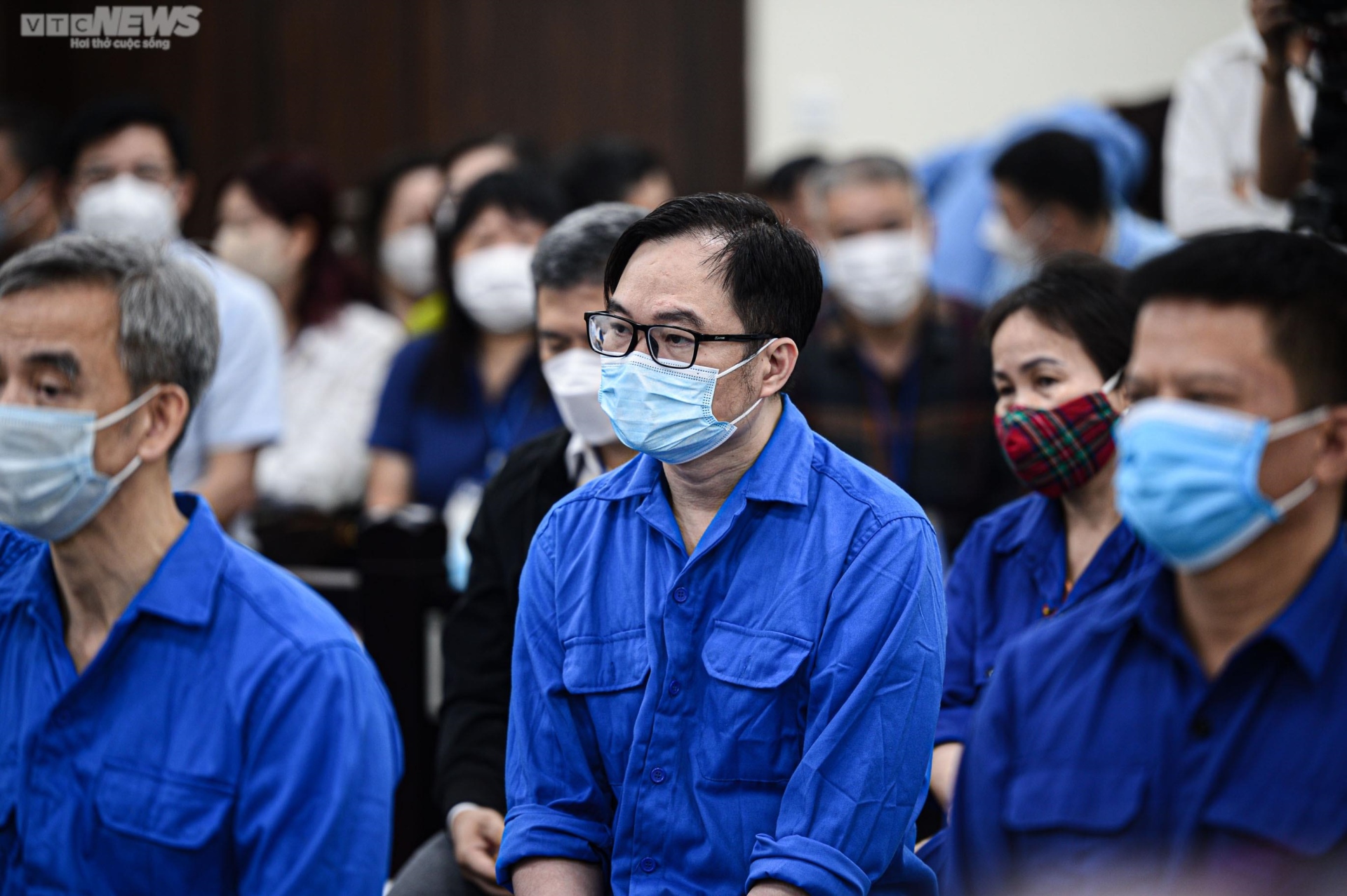 Cựu Giám đốc Bệnh viện Tim Hà Nội Nguyễn Quang Tuấn bị dẫn giải tới tòa - 10