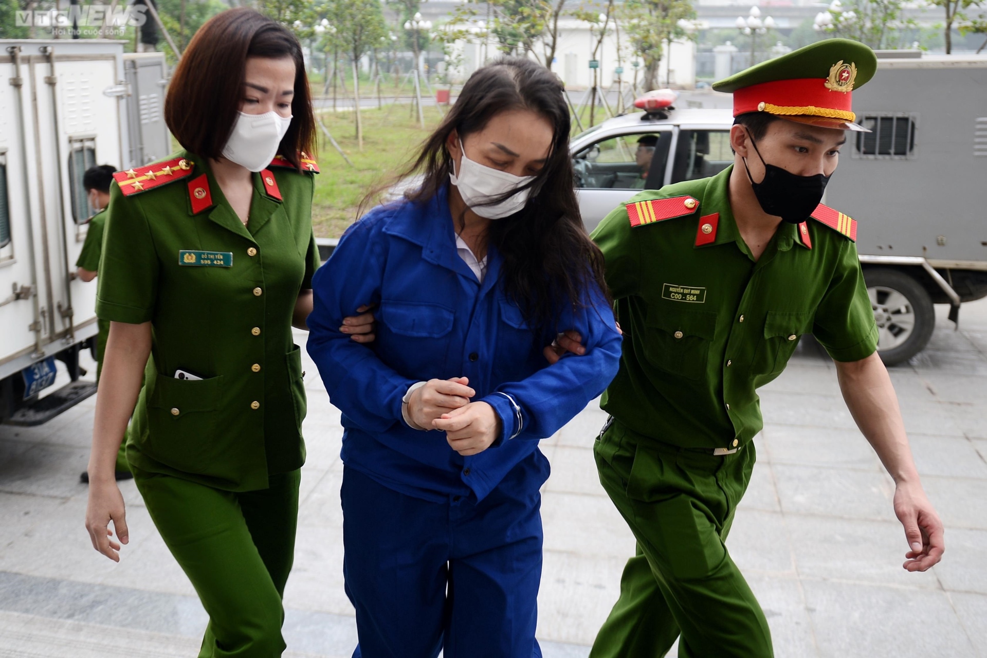 Cựu Giám đốc Bệnh viện Tim Hà Nội Nguyễn Quang Tuấn bị dẫn giải tới tòa - 3