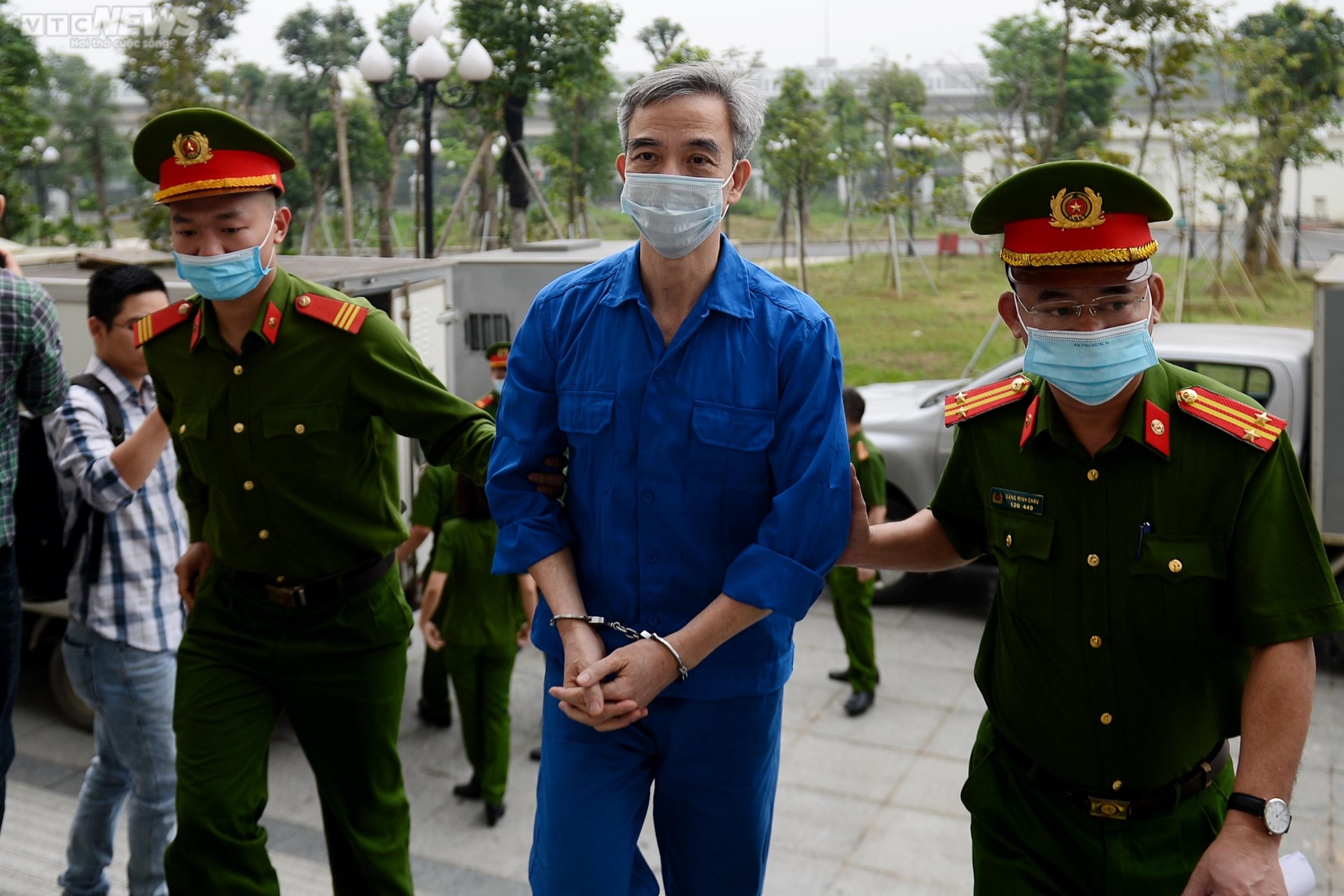 Cựu Giám đốc Bệnh viện Tim Hà Nội Nguyễn Quang Tuấn bị dẫn giải tới tòa - 1