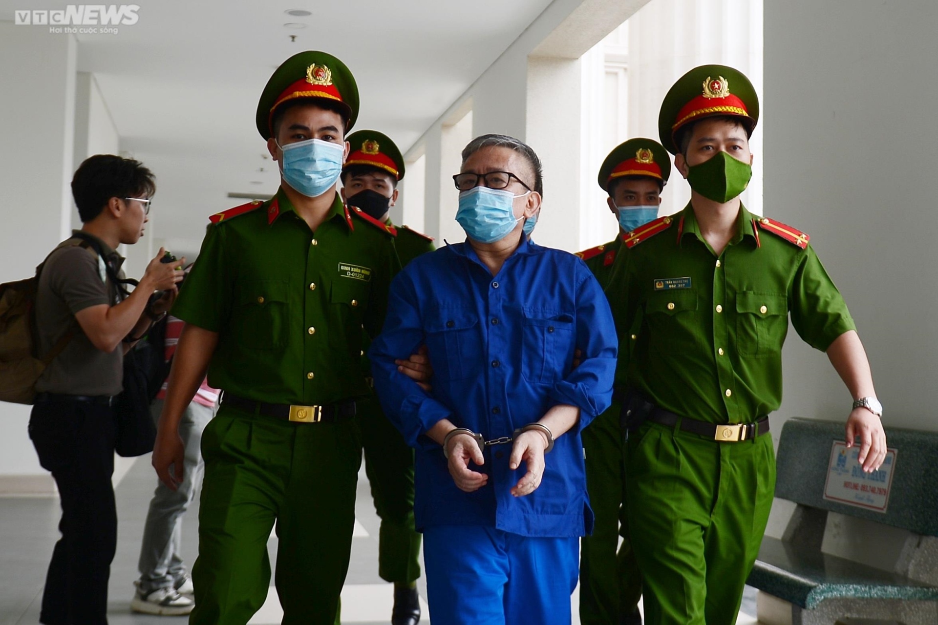 Cựu Giám đốc Bệnh viện Tim Hà Nội Nguyễn Quang Tuấn bị dẫn giải tới tòa - 2