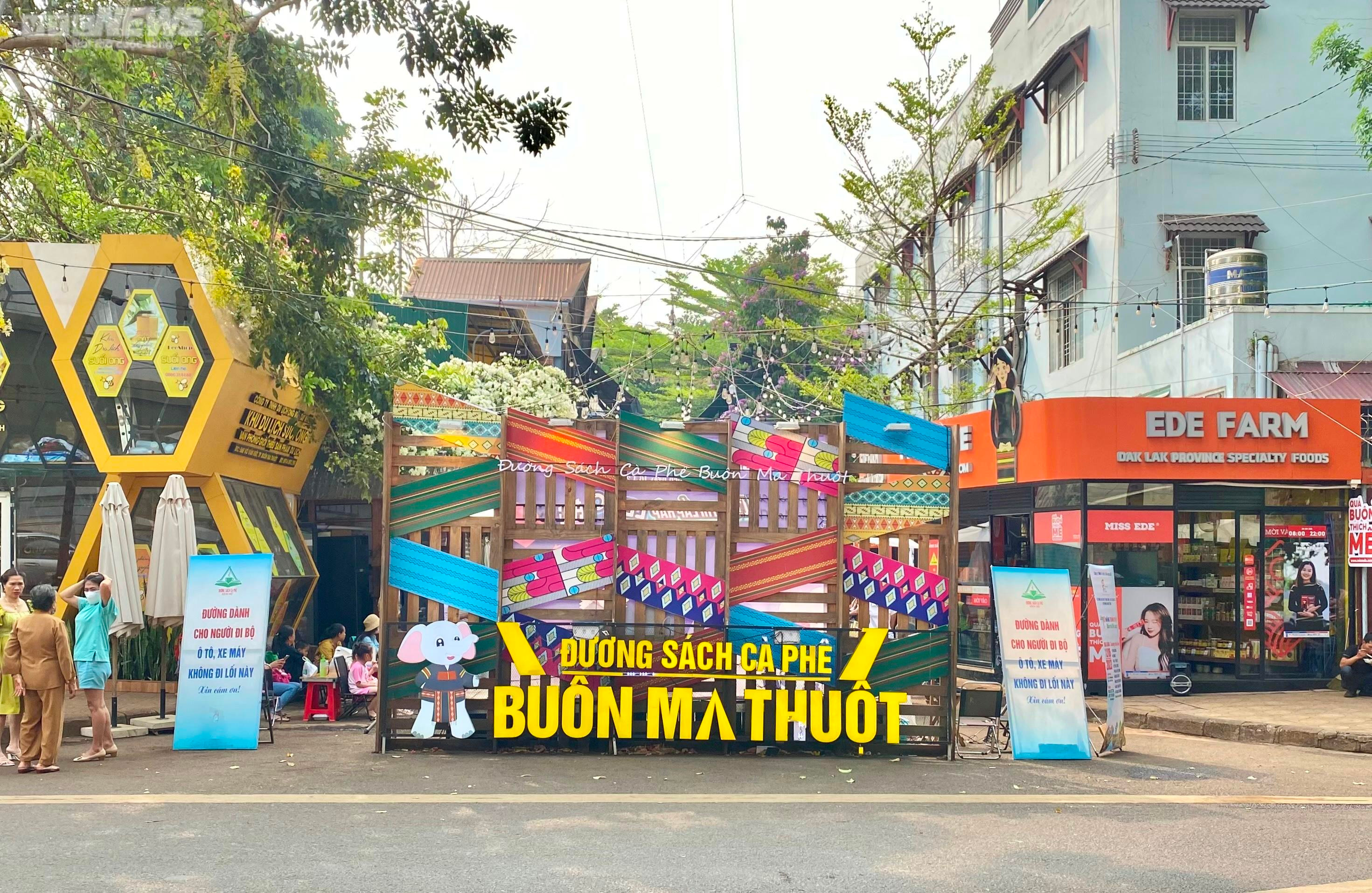 Loạt gian hàng ở Đường sách Buôn Ma Thuột cửa đóng im lìm, chủ đầu tư 'rút lui' - 1