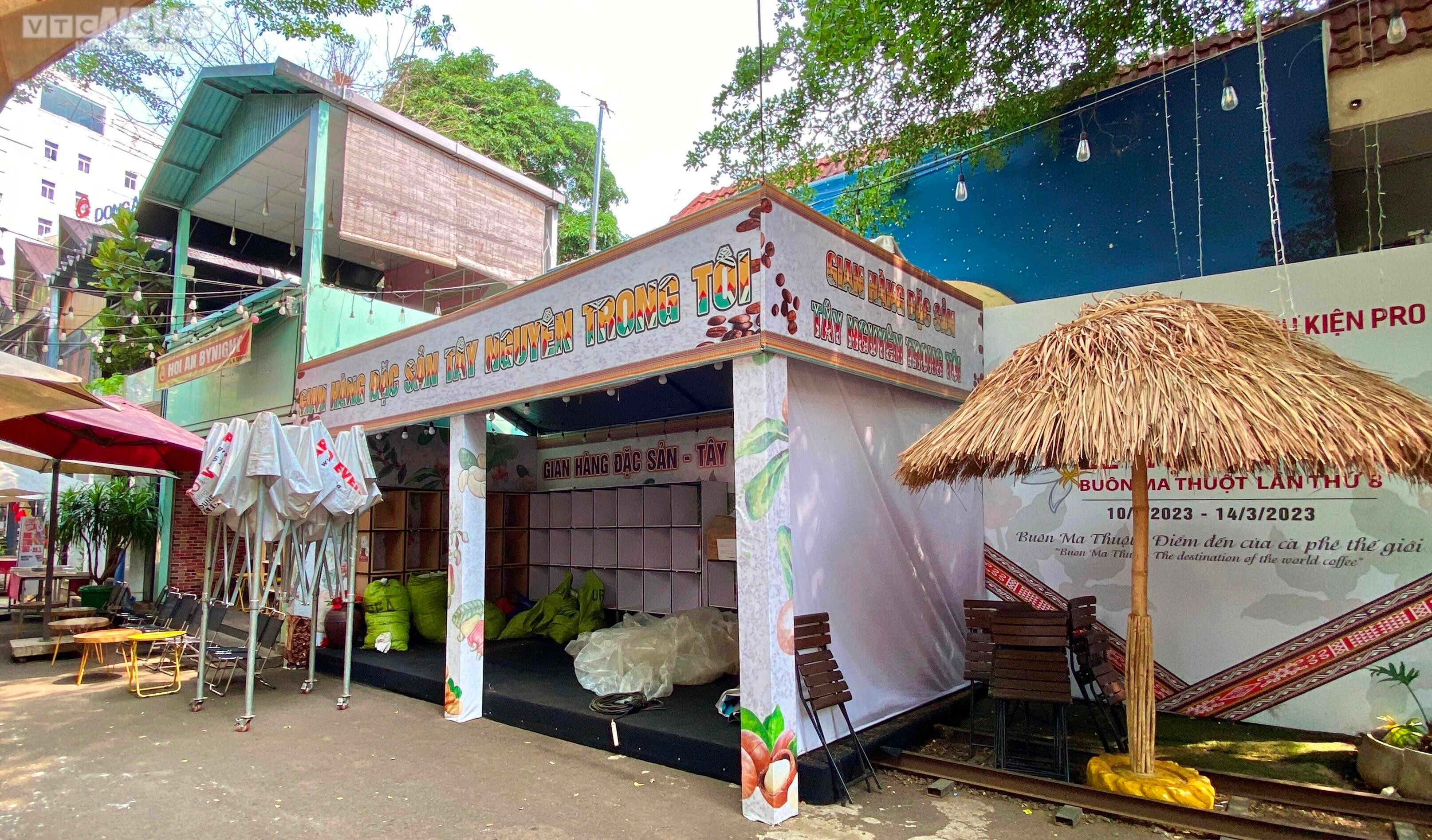 Loạt gian hàng ở Đường sách Buôn Ma Thuột cửa đóng im lìm, chủ đầu tư 'rút lui' - 3