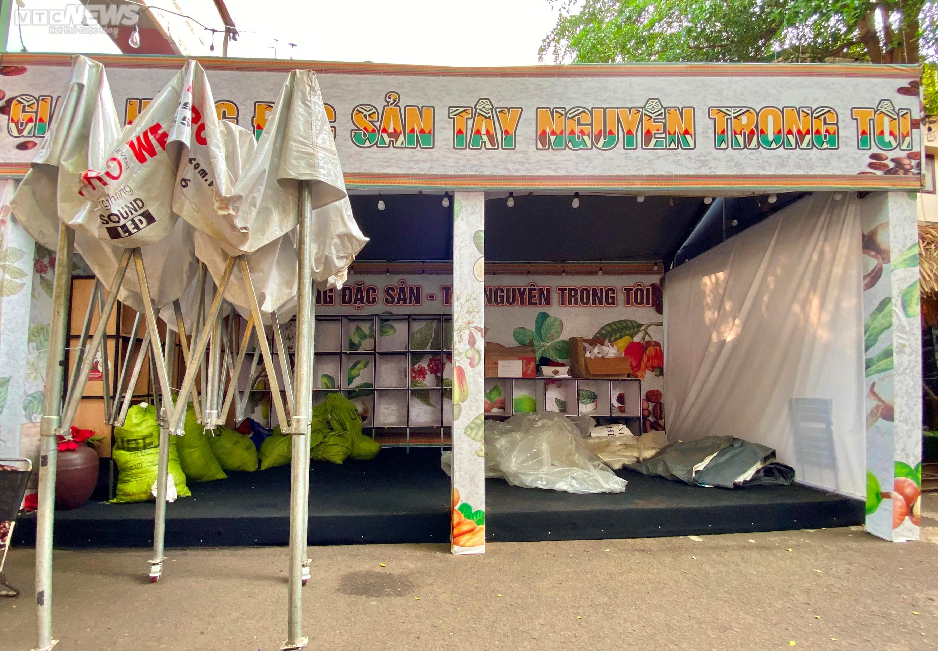 Loạt gian hàng ở Đường sách Buôn Ma Thuột cửa đóng im lìm, chủ đầu tư 'rút lui' - 9