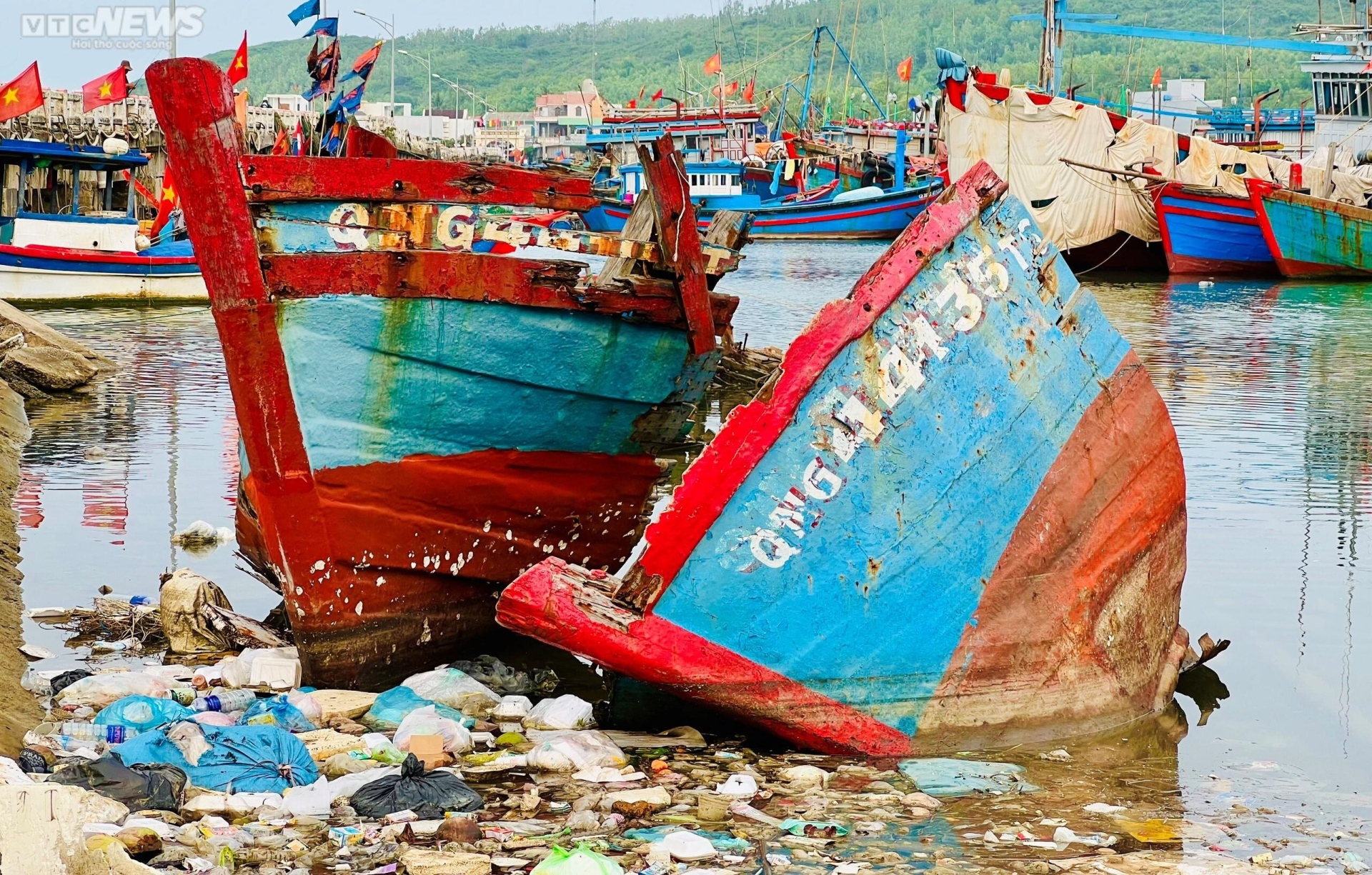 Xác tàu đắm la liệt, rác thải bủa vây cảng Sa Huỳnh - 2