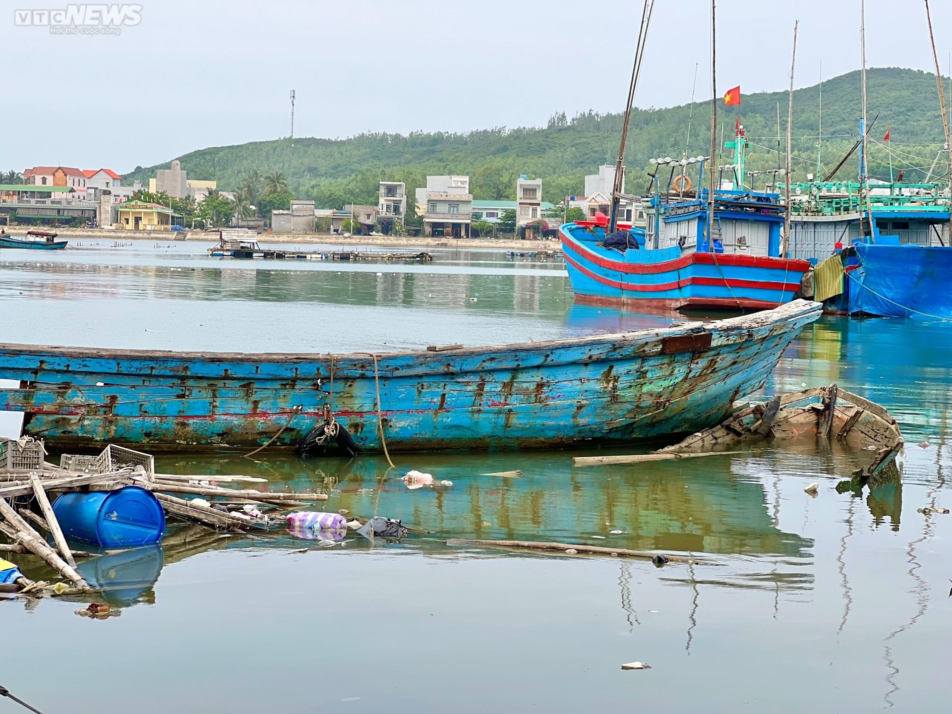 Xác tàu đắm la liệt, rác thải bủa vây cảng Sa Huỳnh - 7