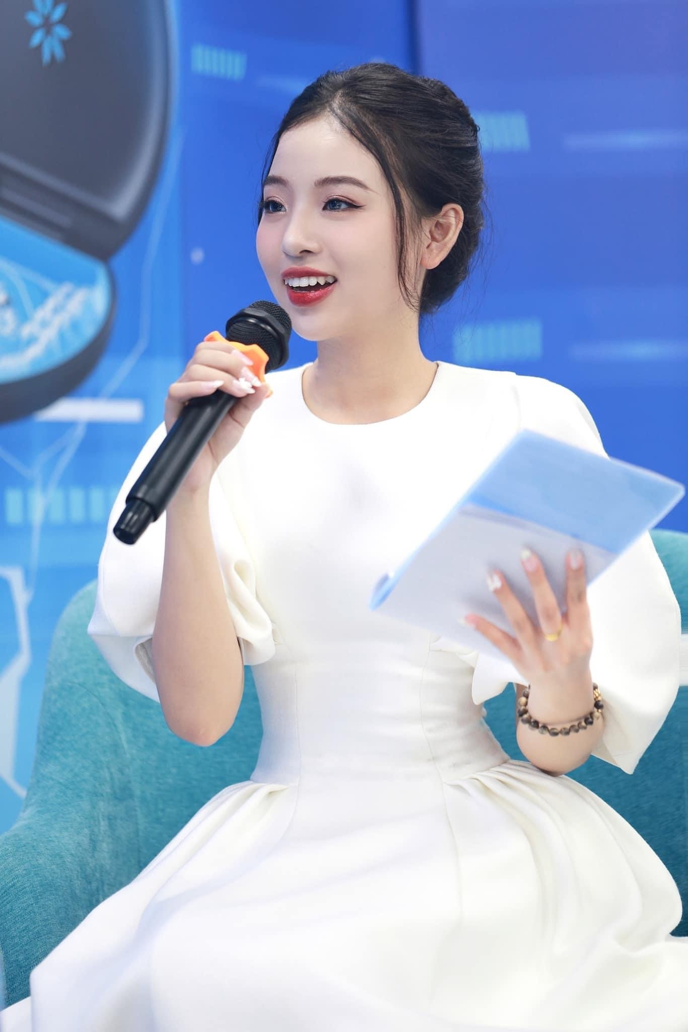 Vẻ đẹp rạng ngời của hoa khôi trường Báo - 7