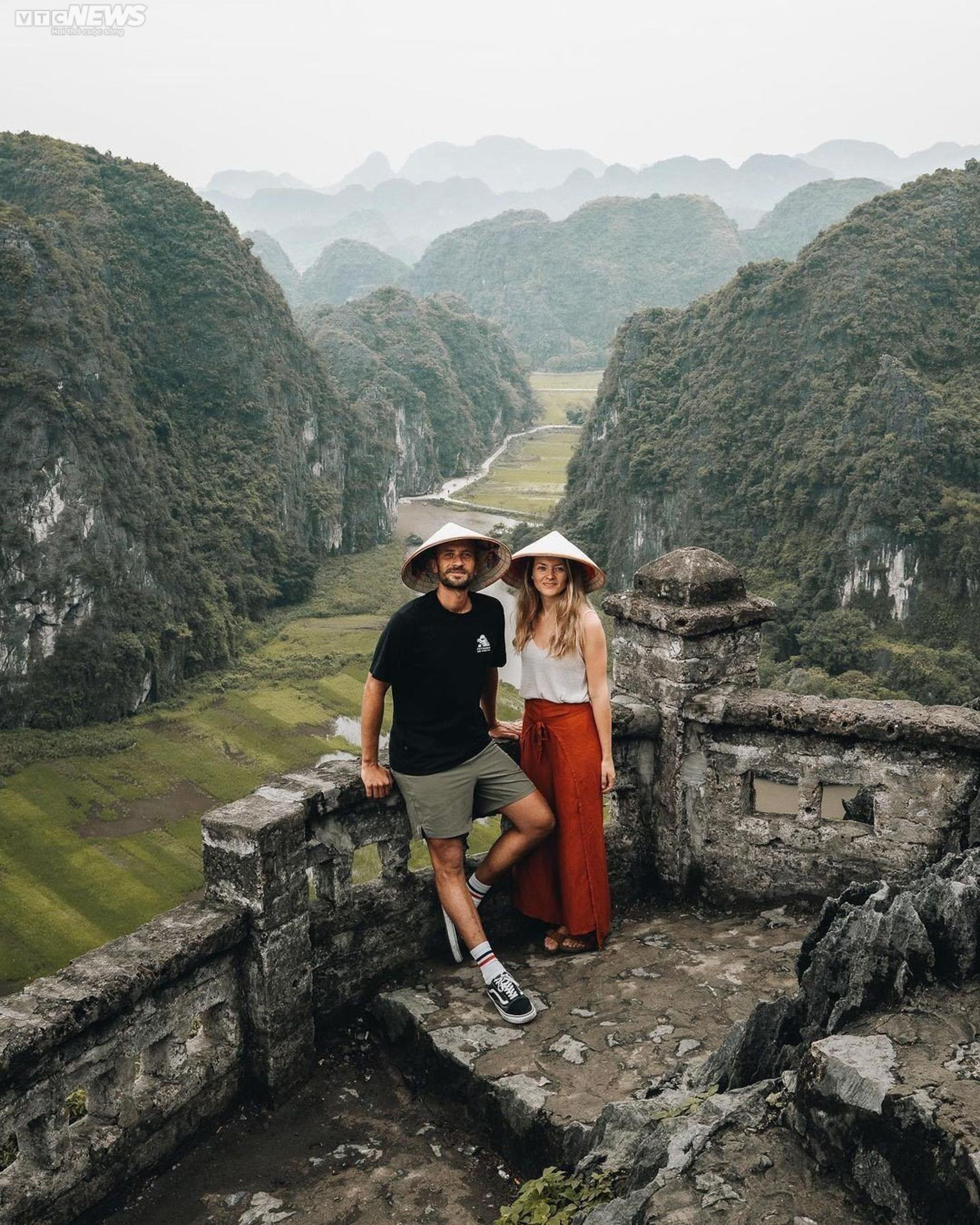 Hang Múa: Điểm đến được yêu thích dịp nghỉ lễ 30/4-1/5 ở cố đô Ninh Bình - 1