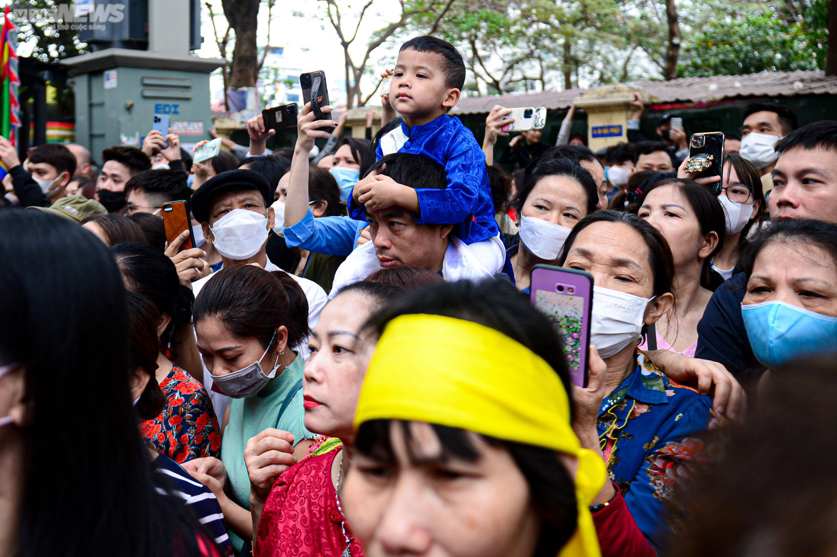 Người Hà Nội nô nức đến chùa Láng xem rước kiệu Thánh qua sông Tô Lịch - 7