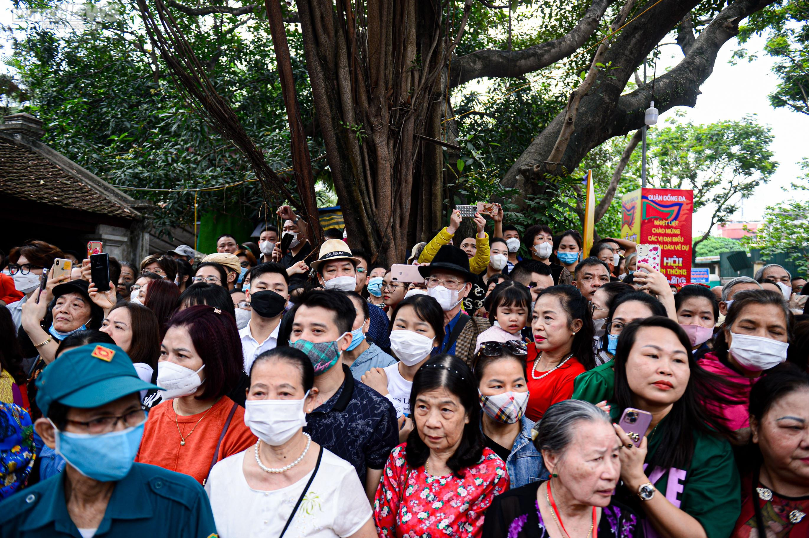 Người Hà Nội nô nức đến chùa Láng xem rước kiệu Thánh qua sông Tô Lịch - 6