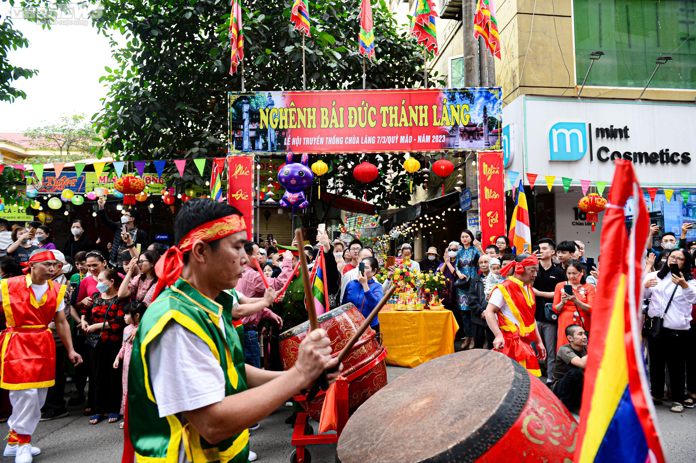 Người Hà Nội nô nức đến chùa Láng xem rước kiệu Thánh qua sông Tô Lịch - 9