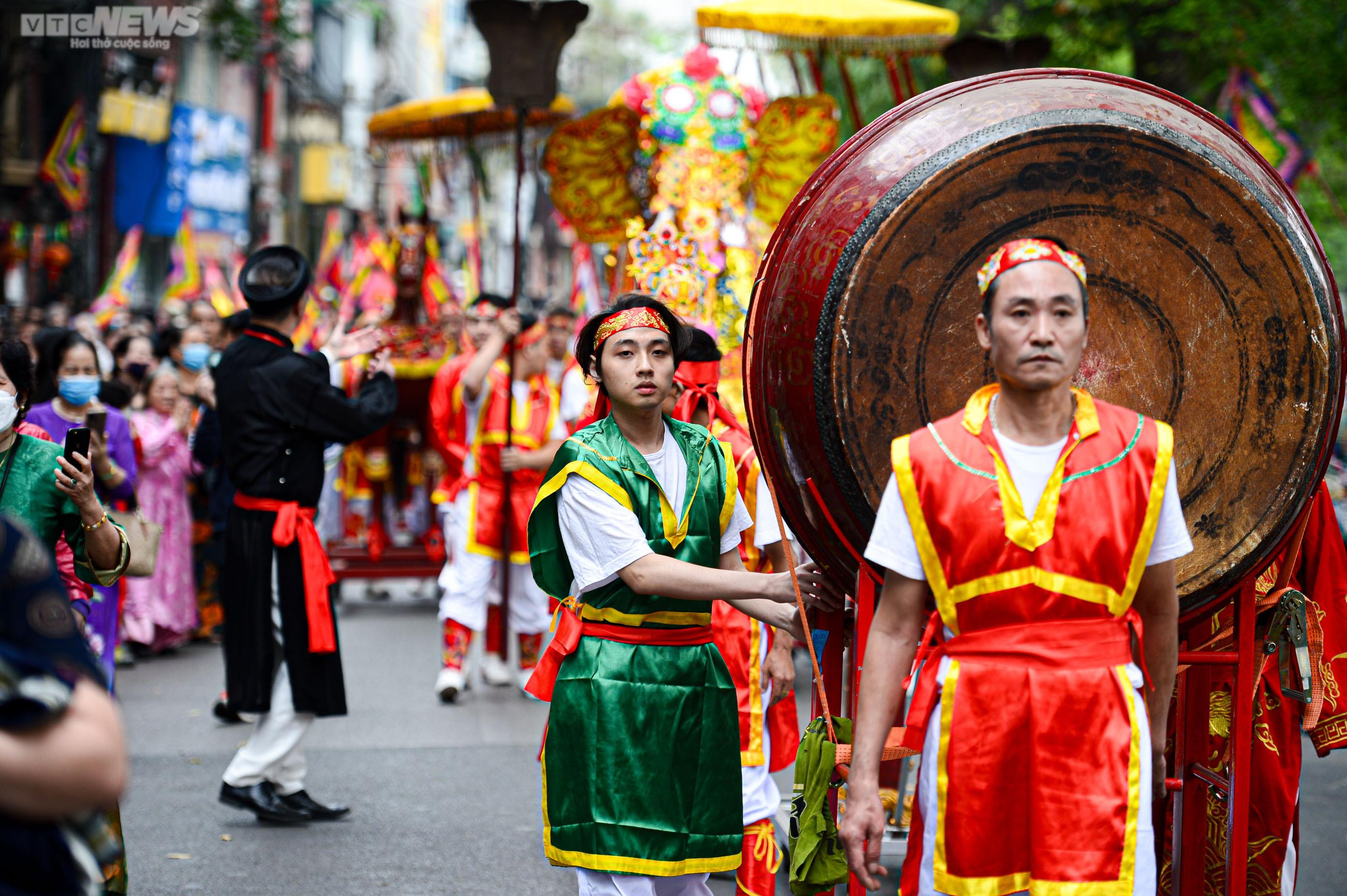 Người Hà Nội nô nức đến chùa Láng xem rước kiệu Thánh qua sông Tô Lịch - 11
