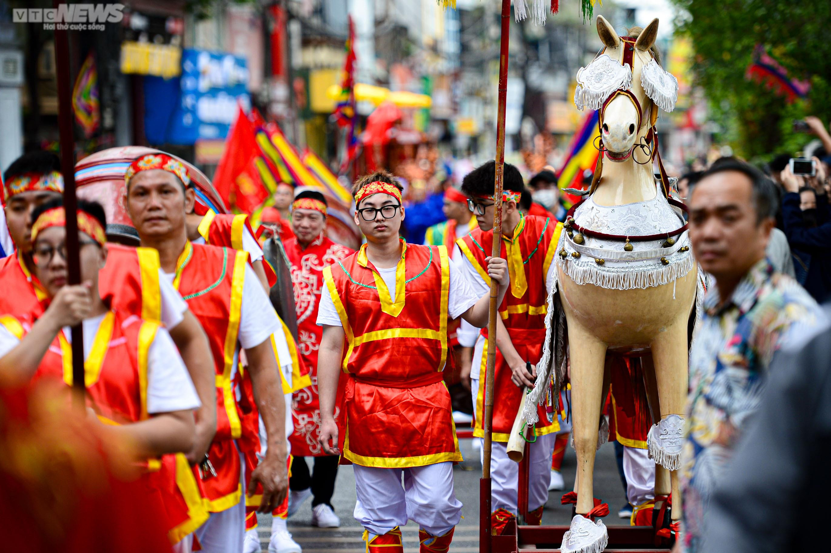 Người Hà Nội nô nức đến chùa Láng xem rước kiệu Thánh qua sông Tô Lịch - 10