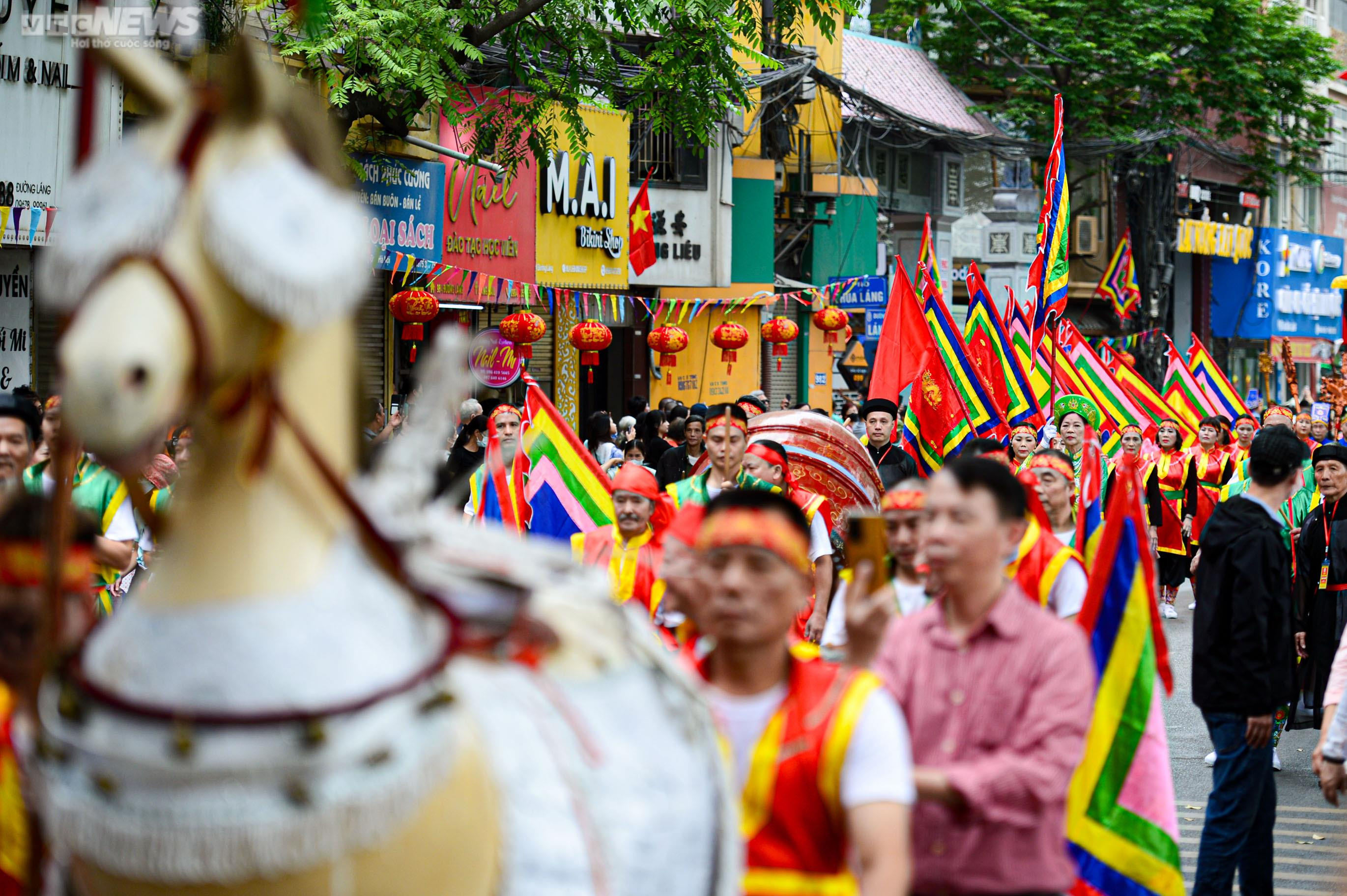 Người Hà Nội nô nức đến chùa Láng xem rước kiệu Thánh qua sông Tô Lịch - 22