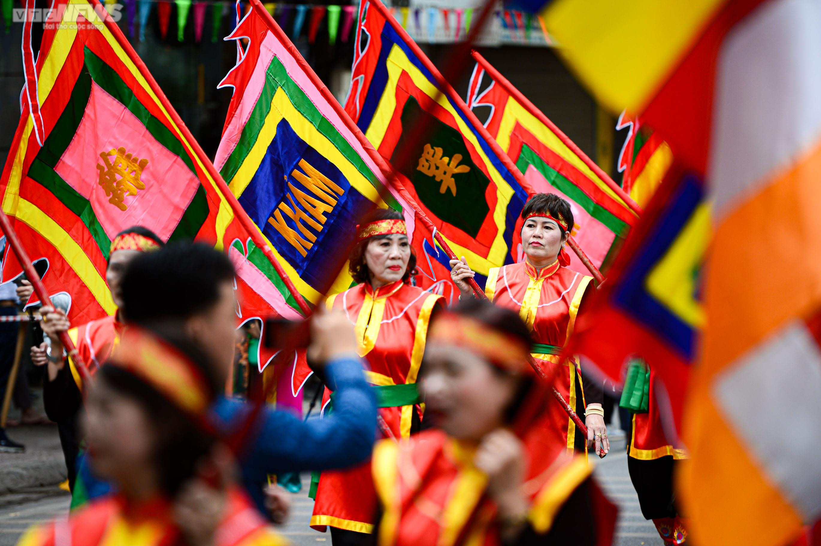 Người Hà Nội nô nức đến chùa Láng xem rước kiệu Thánh qua sông Tô Lịch - 15