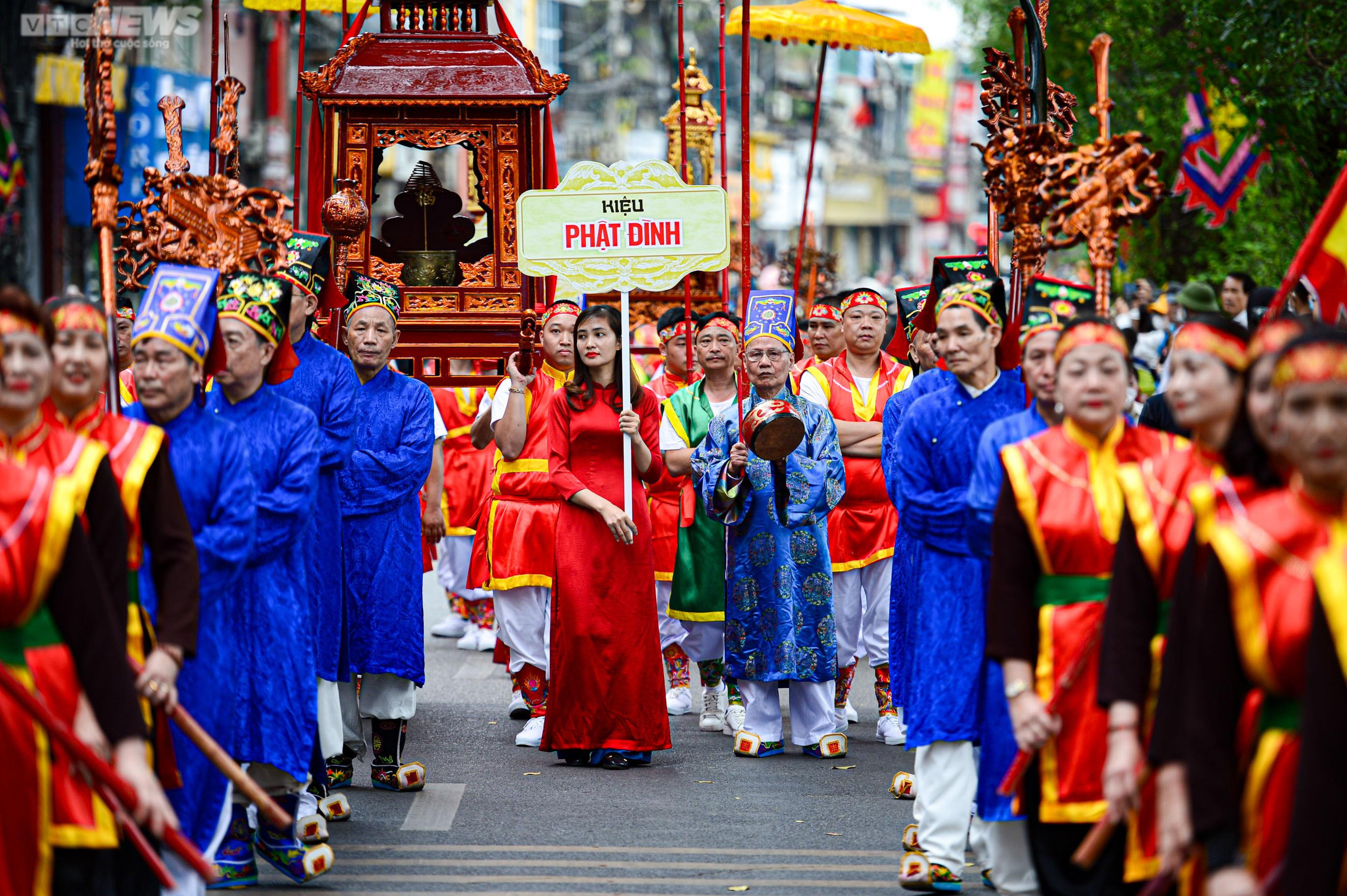 Người Hà Nội nô nức đến chùa Láng xem rước kiệu Thánh qua sông Tô Lịch - 14