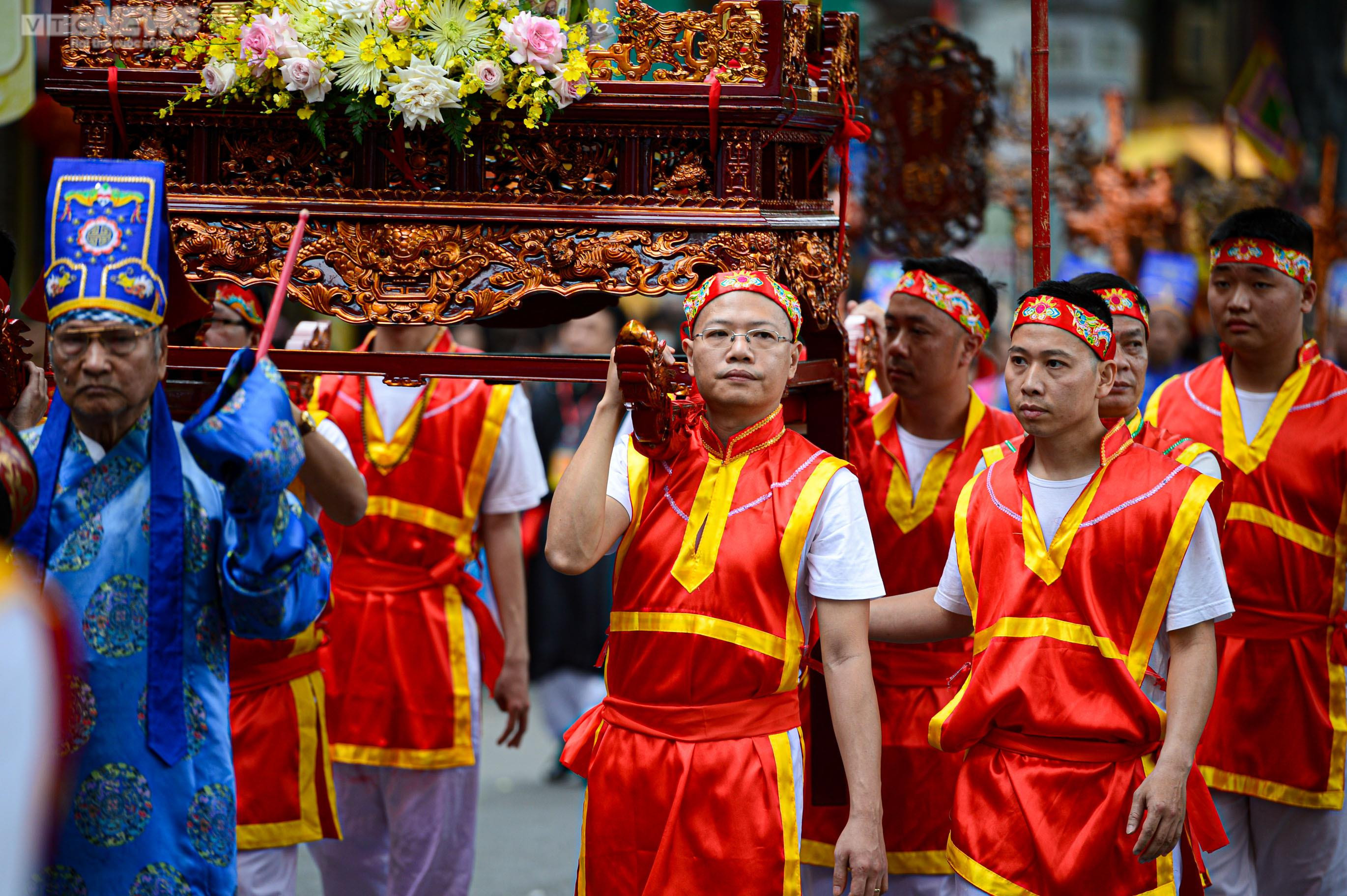 Người Hà Nội nô nức đến chùa Láng xem rước kiệu Thánh qua sông Tô Lịch - 19