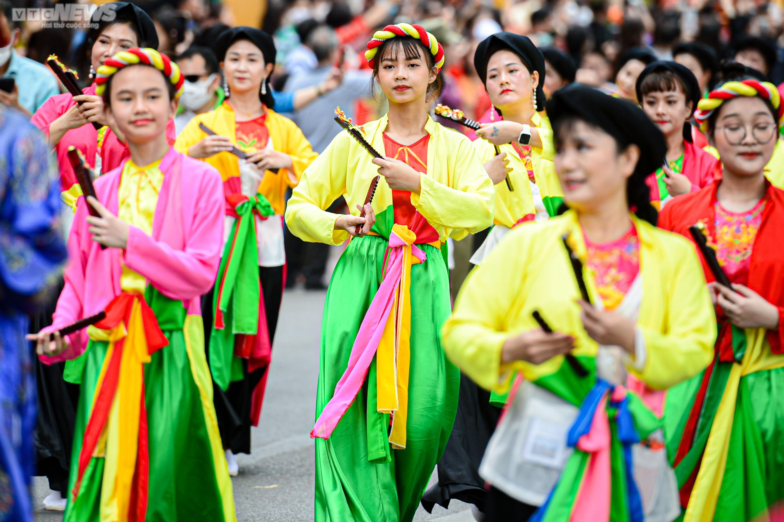 Người Hà Nội nô nức đến chùa Láng xem rước kiệu Thánh qua sông Tô Lịch - 16