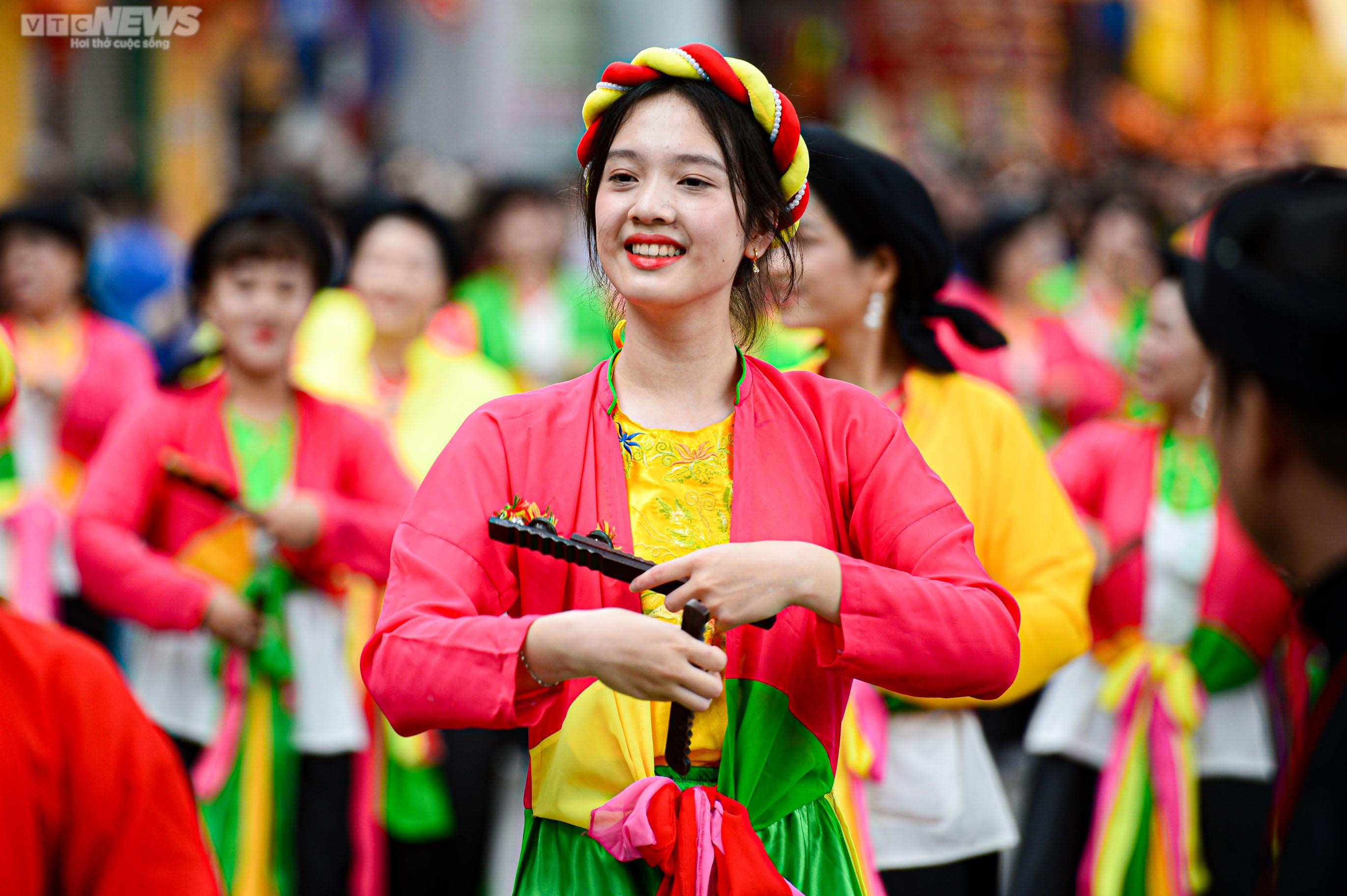 Người Hà Nội nô nức đến chùa Láng xem rước kiệu Thánh qua sông Tô Lịch - 17