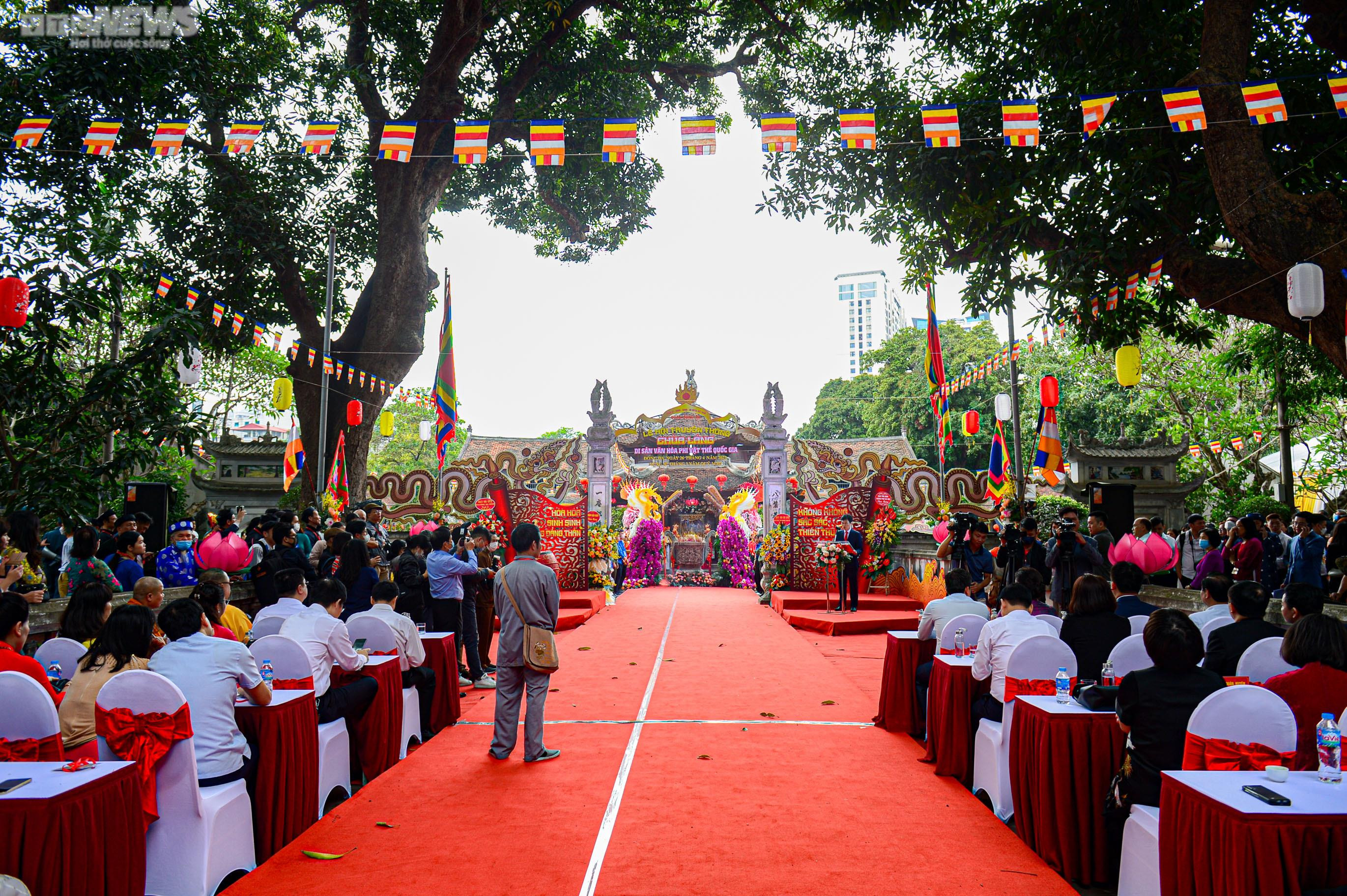 Người Hà Nội nô nức đến chùa Láng xem rước kiệu Thánh qua sông Tô Lịch - 1