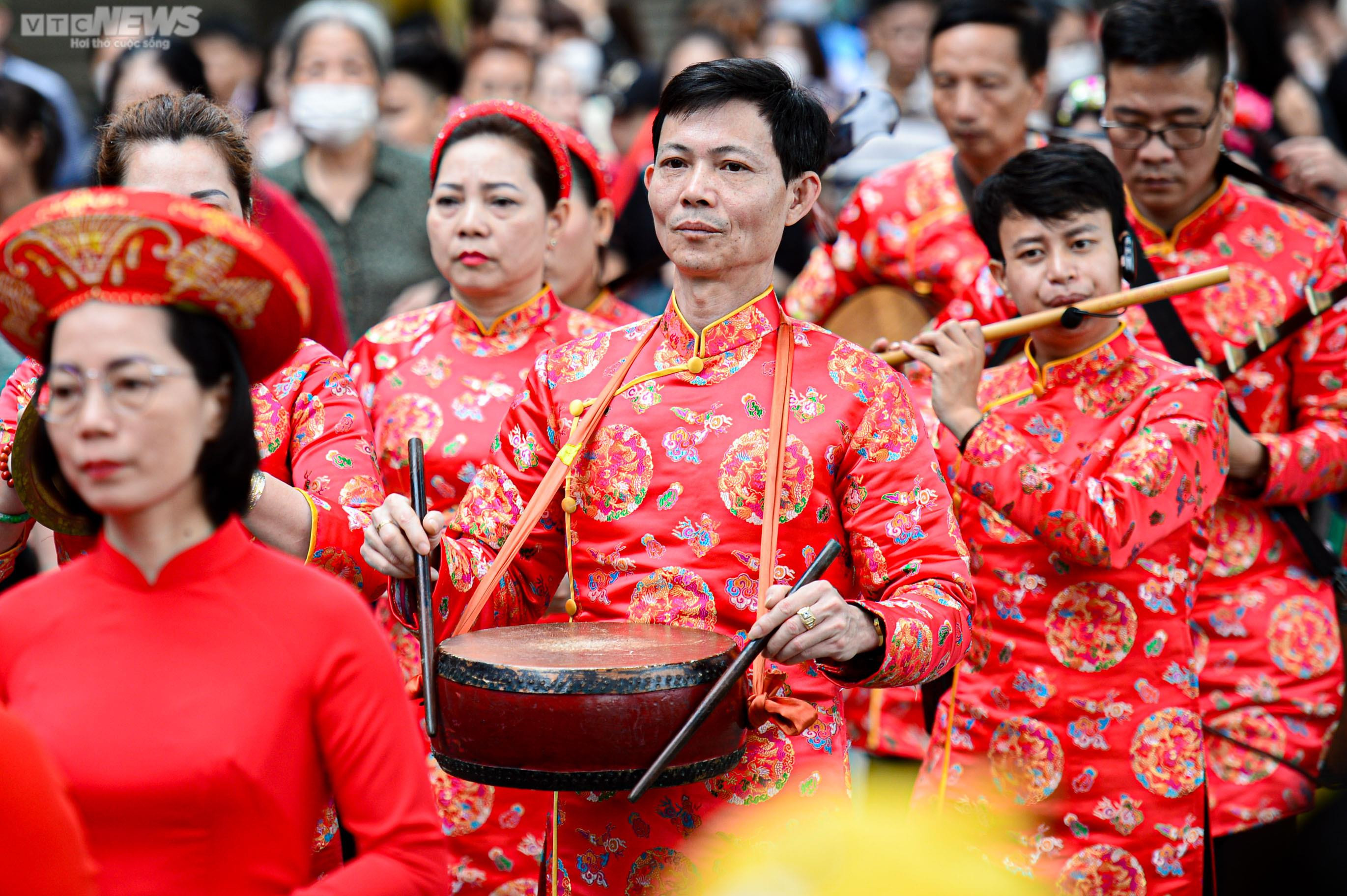 Người Hà Nội nô nức đến chùa Láng xem rước kiệu Thánh qua sông Tô Lịch - 18