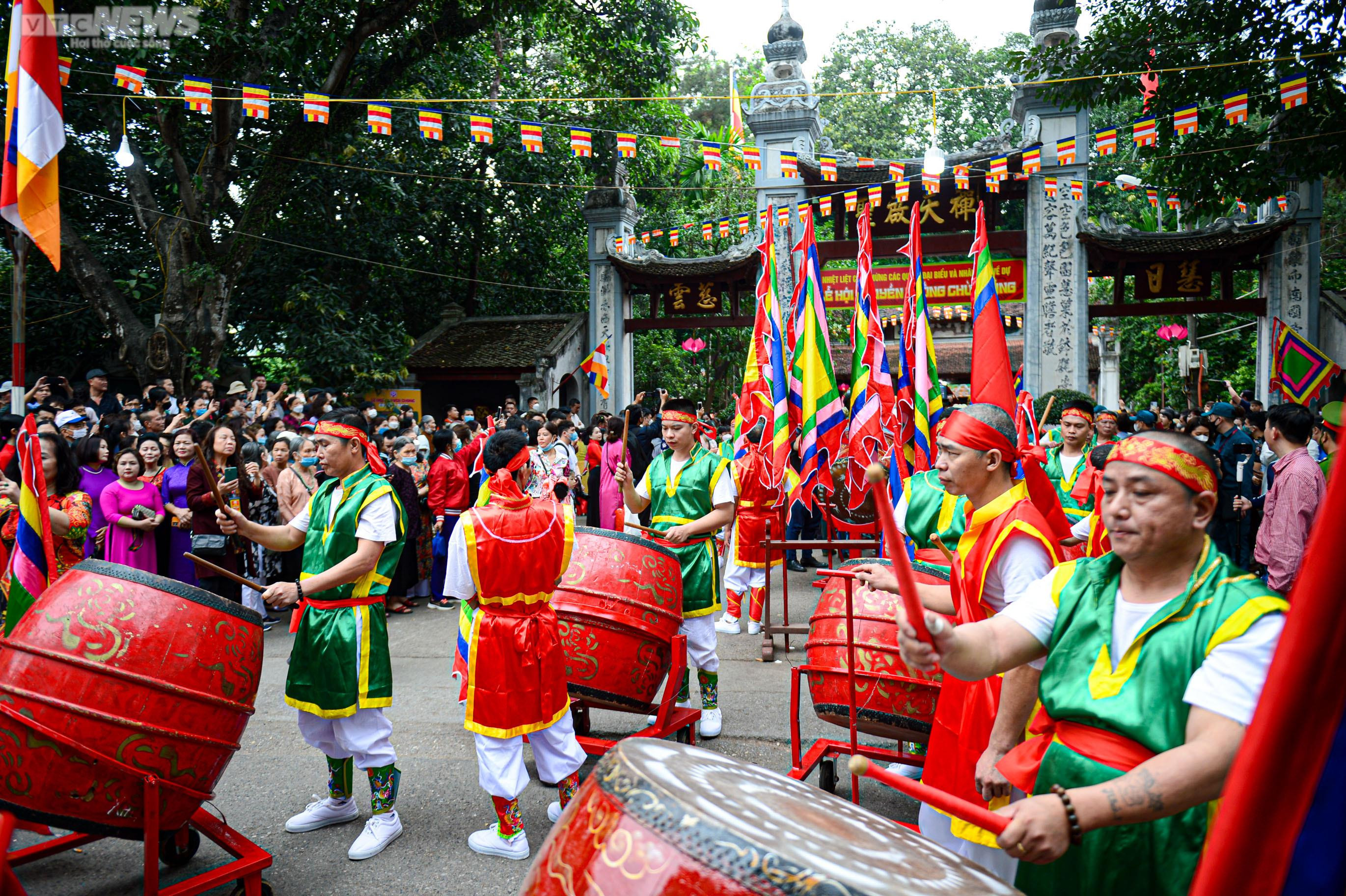 Người Hà Nội nô nức đến chùa Láng xem rước kiệu Thánh qua sông Tô Lịch - 2
