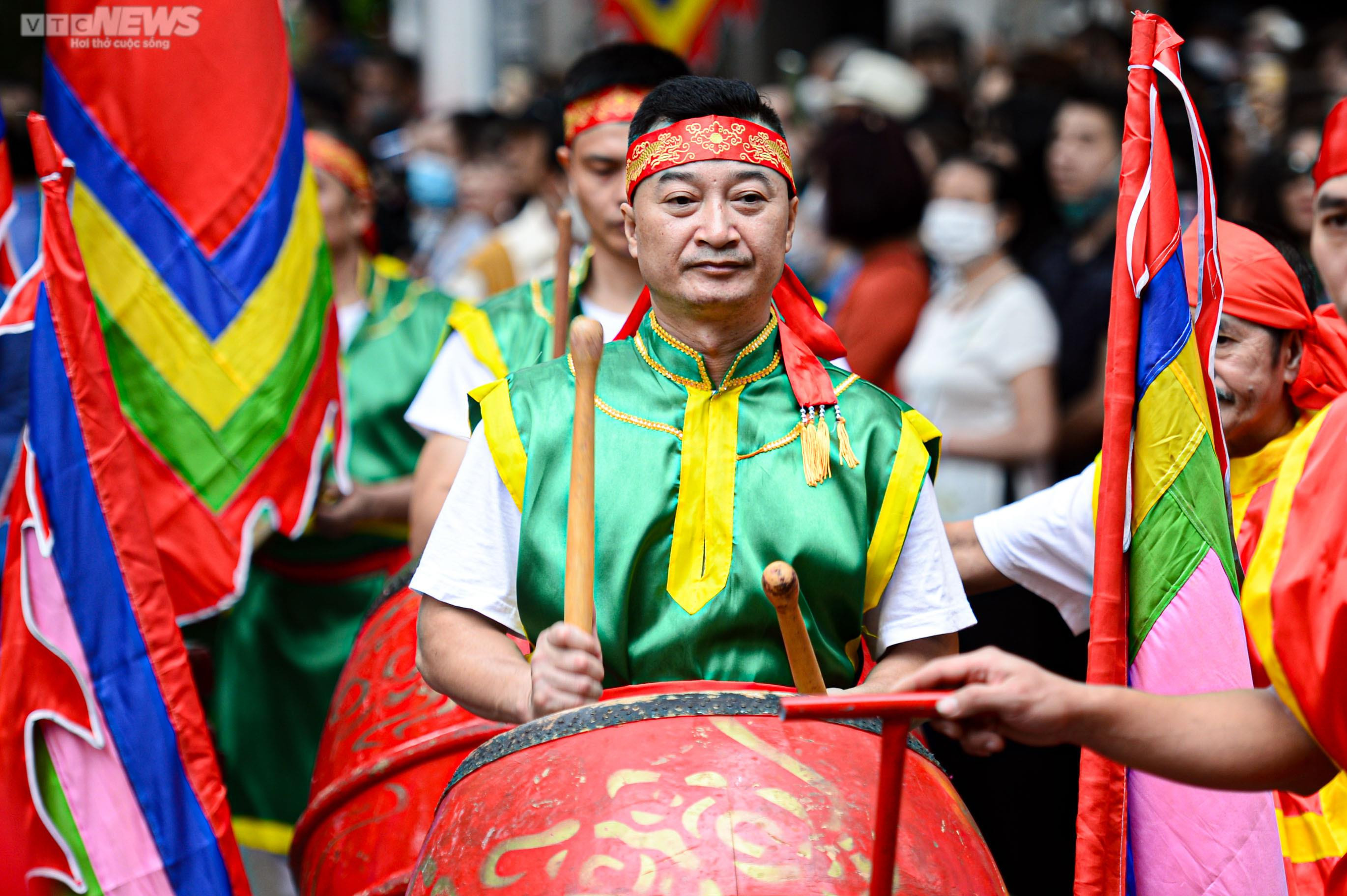 Người Hà Nội nô nức đến chùa Láng xem rước kiệu Thánh qua sông Tô Lịch - 4