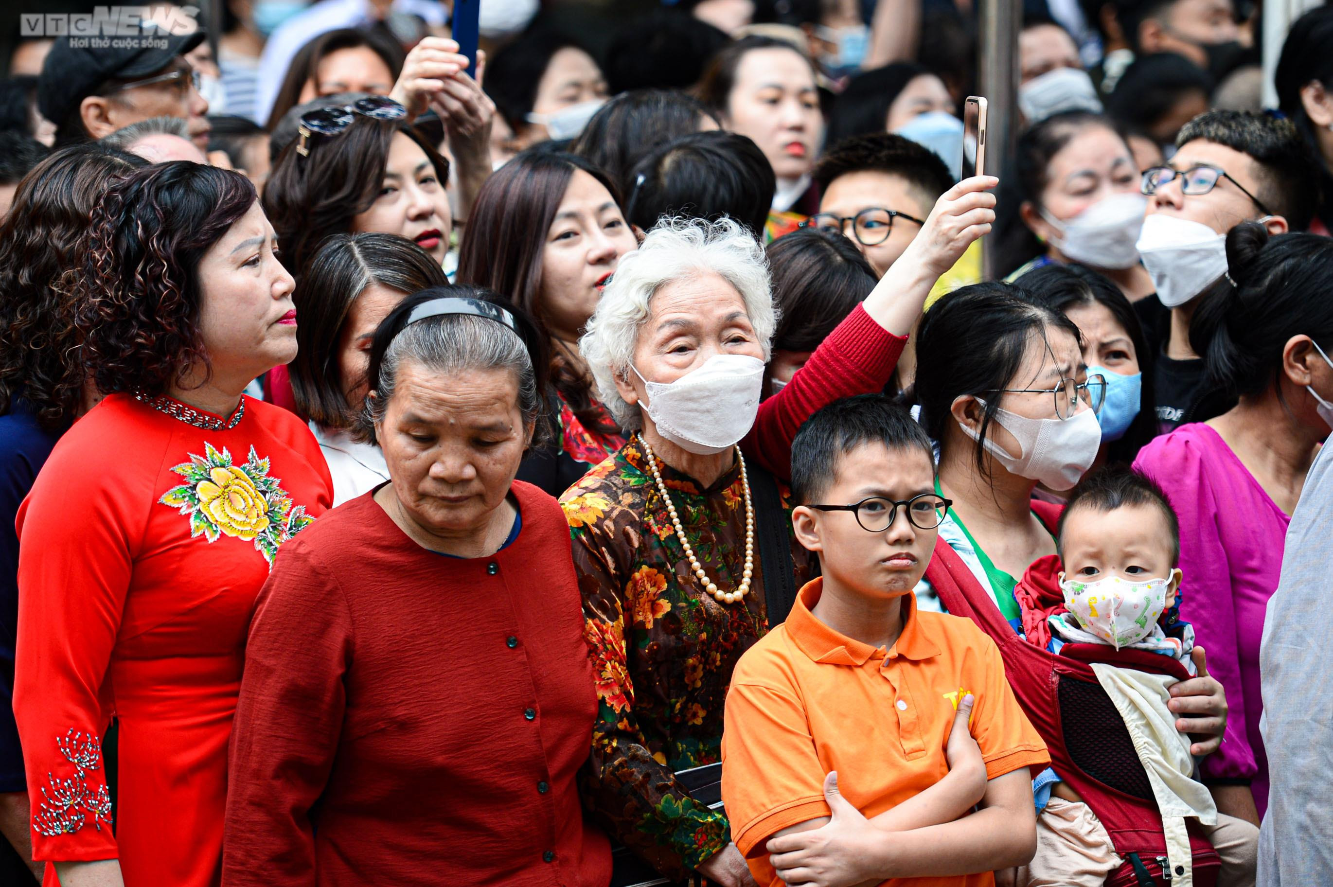 Người Hà Nội nô nức đến chùa Láng xem rước kiệu Thánh qua sông Tô Lịch - 8