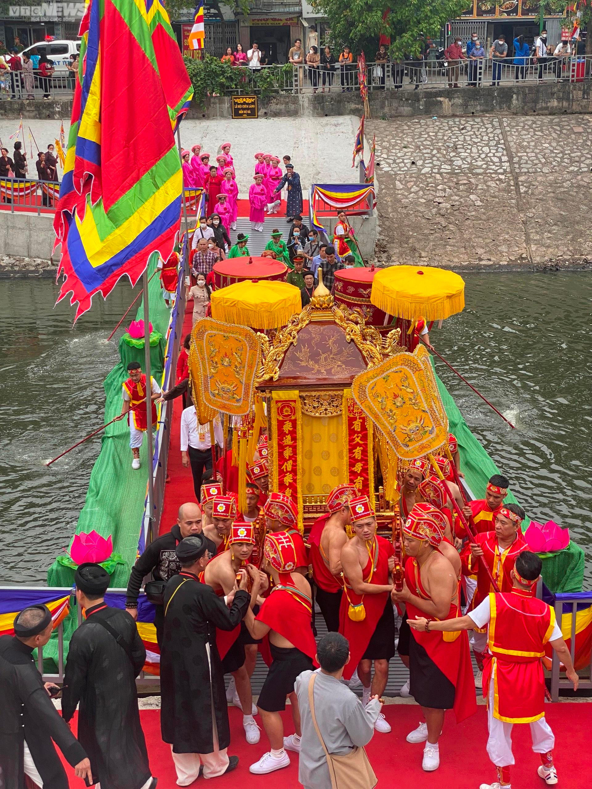 Người Hà Nội nô nức đến chùa Láng xem rước kiệu Thánh qua sông Tô Lịch - 13