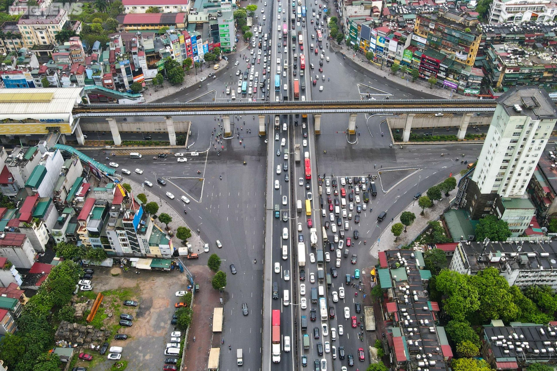 Người dân đội mưa, hối hả, chật vật rời Hà Nội về quê nghỉ lễ 30/4-1/5 - 1