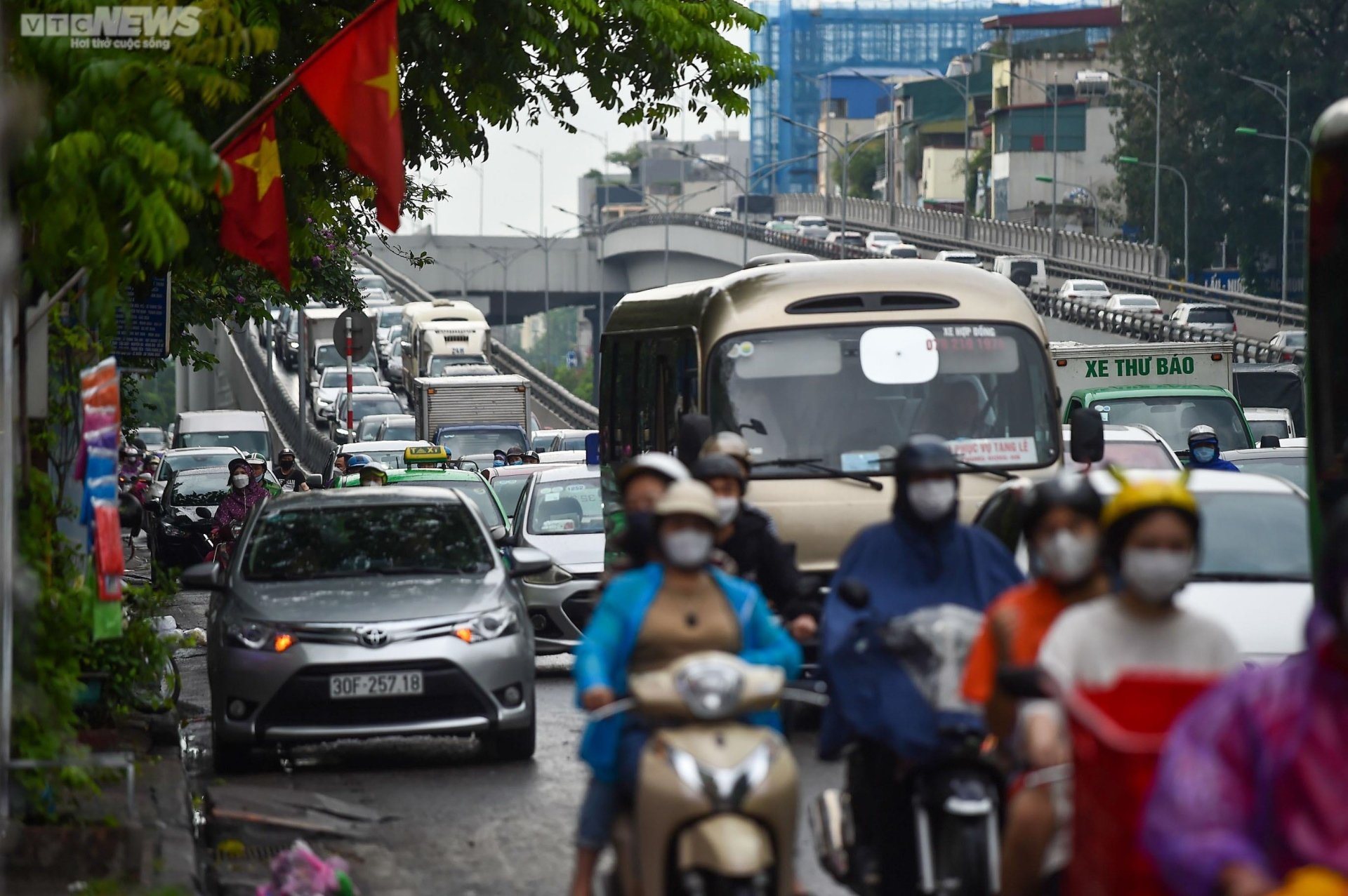 Người dân đội mưa, hối hả, chật vật rời Hà Nội về quê nghỉ lễ 30/4-1/5 - 12