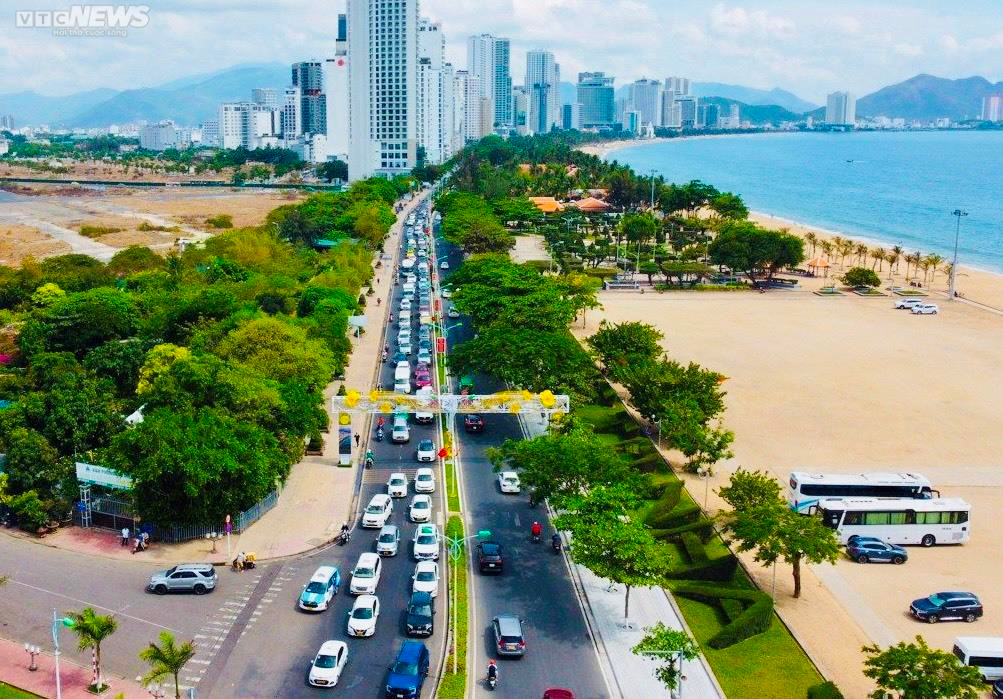 Bãi biển miền Trung đông nghịt người, khách sạn 'cháy phòng' dịp 30/4-1/5 - 12