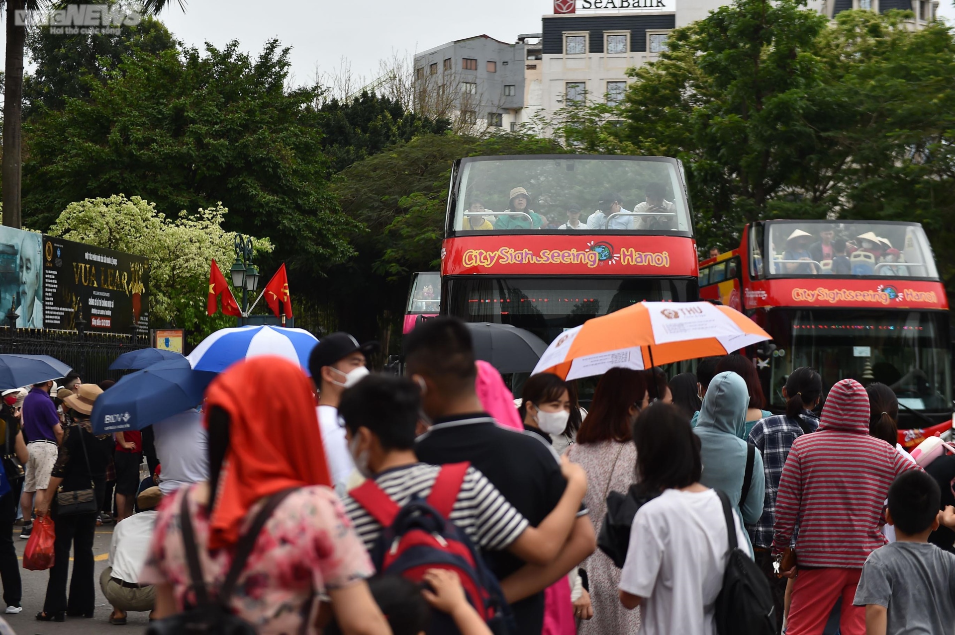 Người dân Hà Nội đội mưa trải nghiệm xe buýt 2 tầng miễn phí trong kì nghỉ lễ - 4