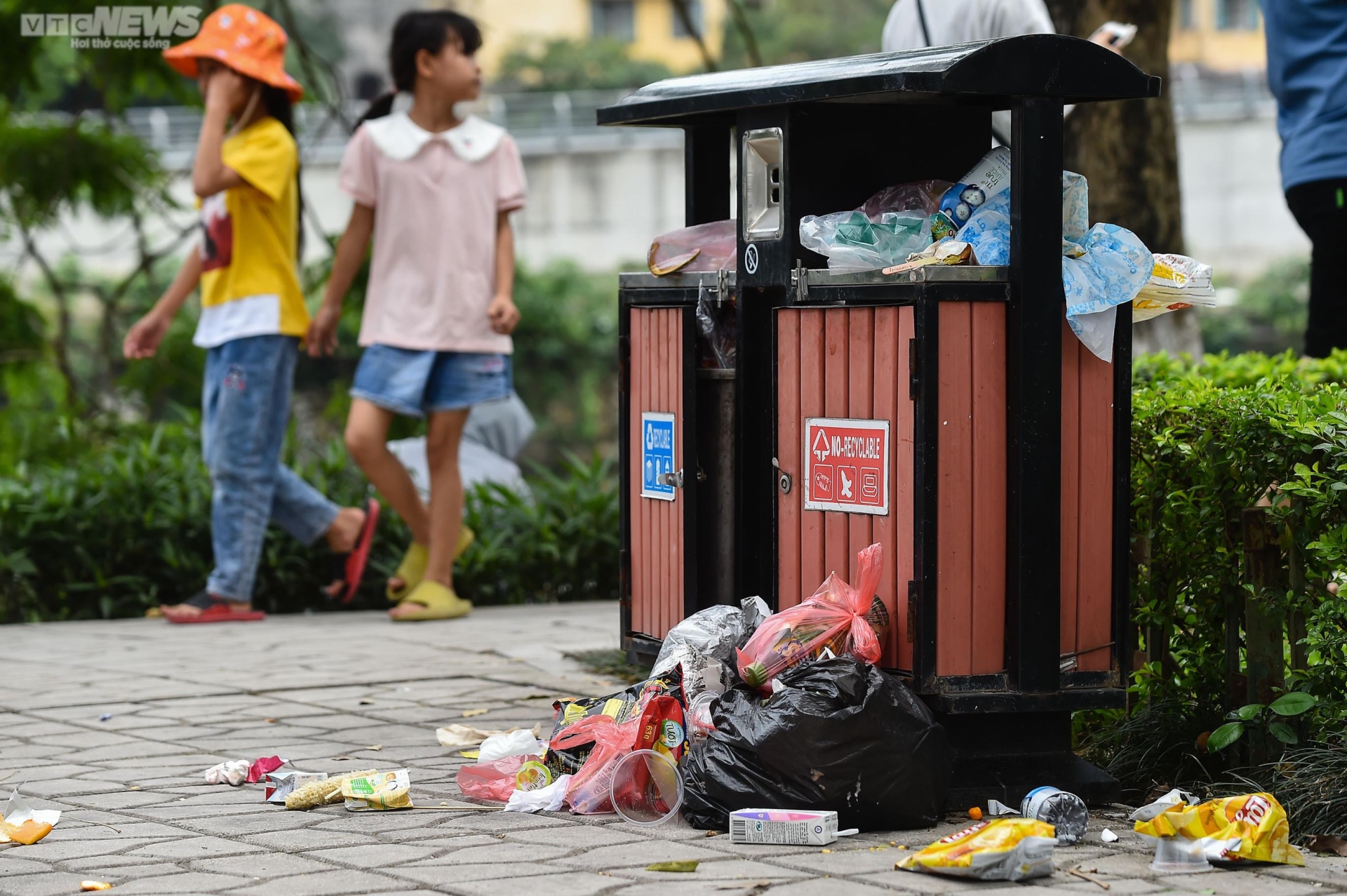 Ngộp thở giữa biển người đổ về công viên Thủ Lệ ngày 1/5 | VOZ