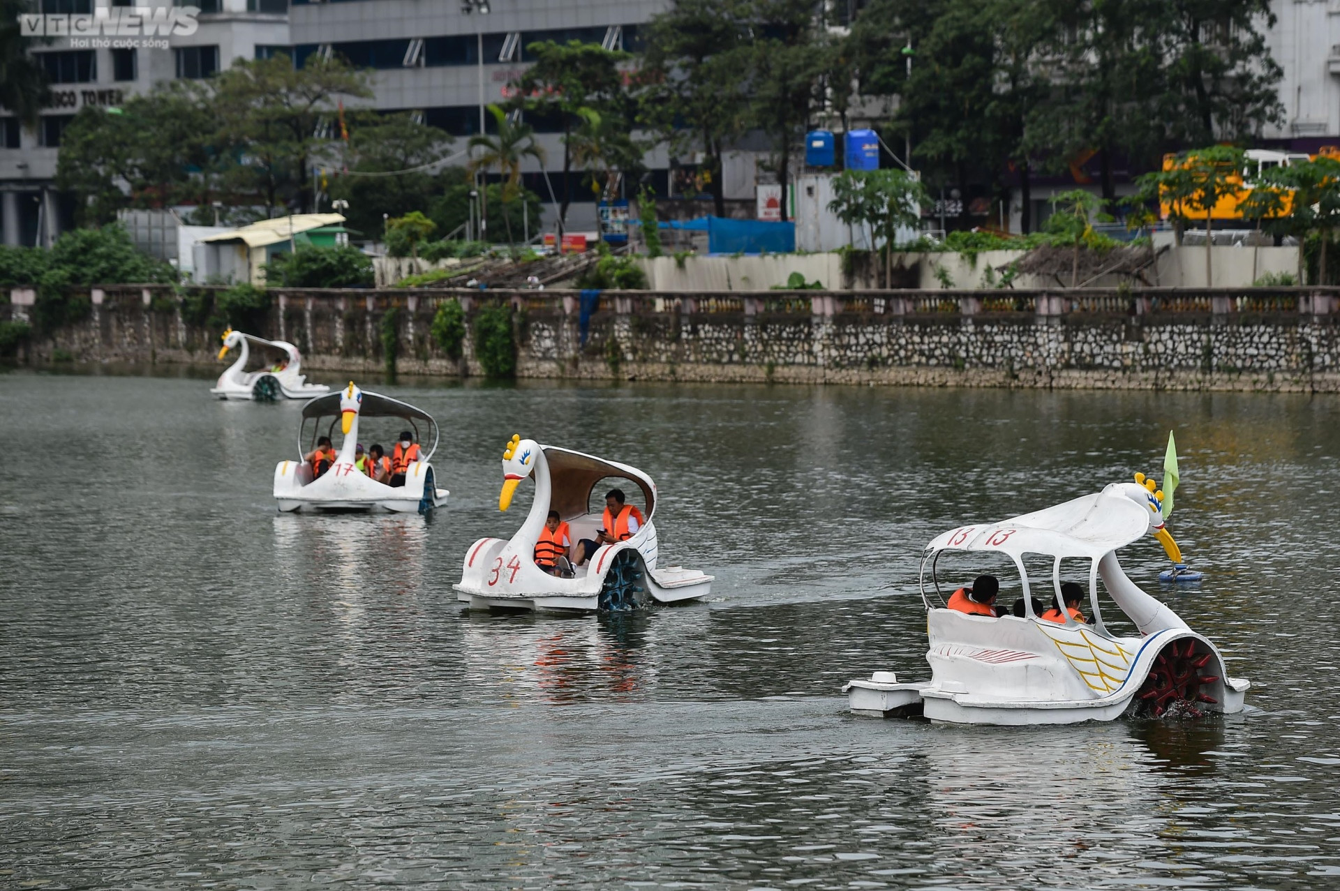 Ngộp thở giữa biển người đổ về công viên Thủ Lệ ngày 1/5 - 10