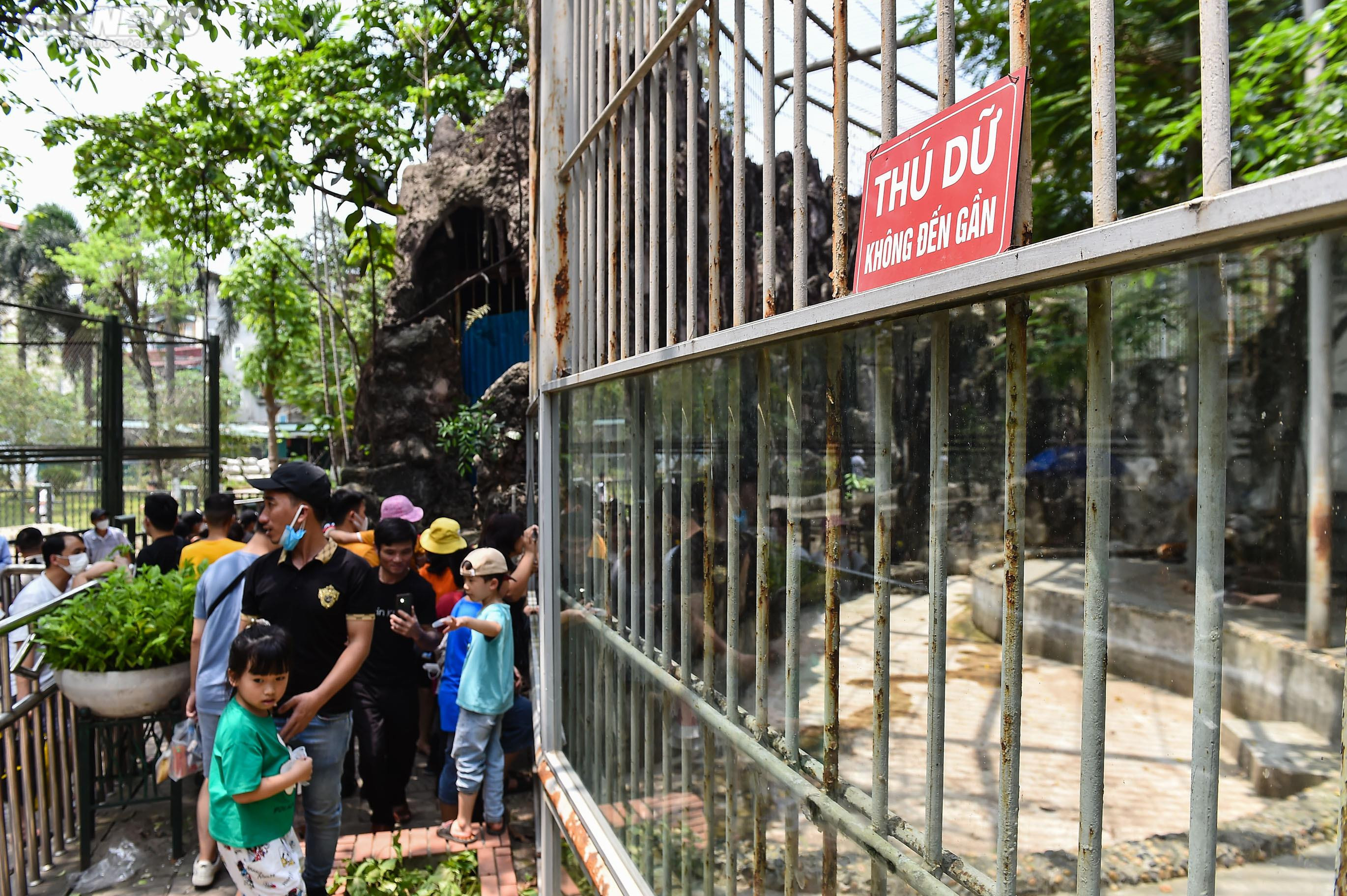 Ngộp thở giữa biển người đổ về công viên Thủ Lệ ngày 1/5 - 9